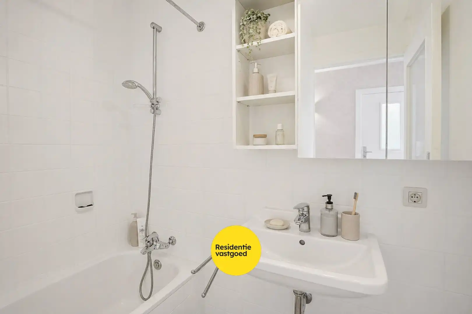 Instapklaar appartement met 2 slpks en garage te Sint-Andries! foto 12