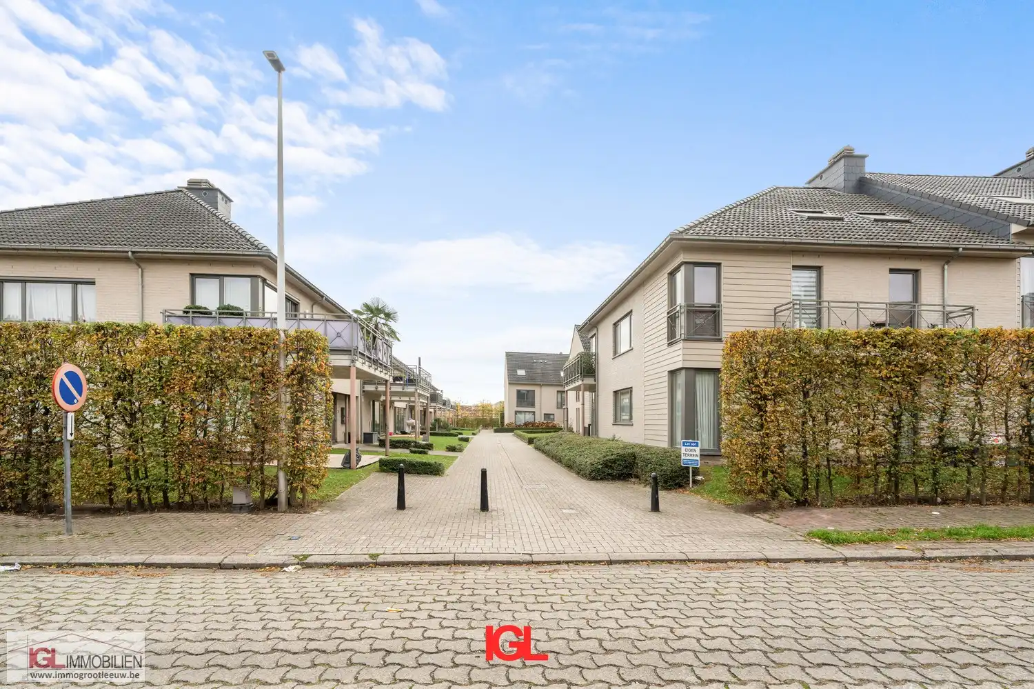 Ruim duplexappartement met 5 slaapkamers, een zonnig terras & 2 staanplaatsen foto {{pictureIndex}}