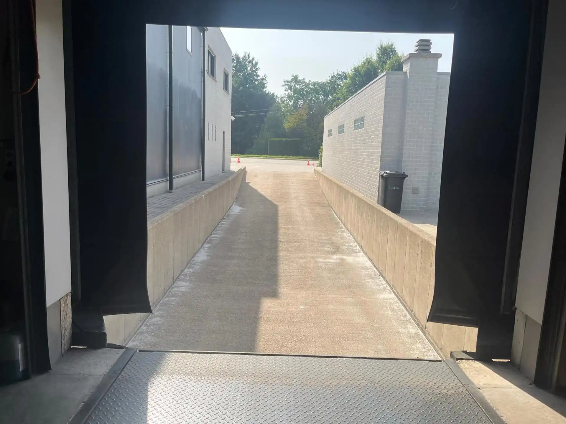 Lier: Magazijn 1.050m² met loskade en kantoor foto 8