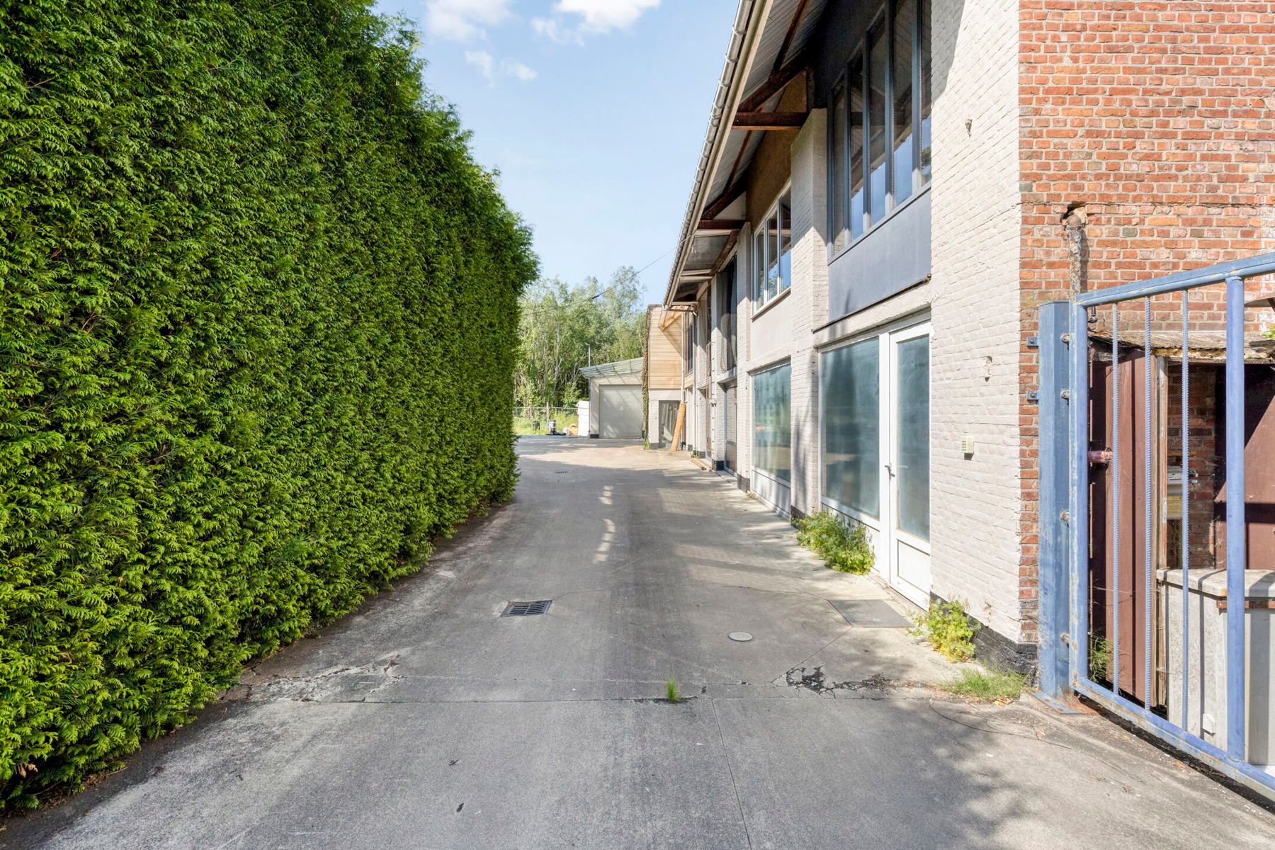 Magazijn met burelen, buitenruimte en bouwopties voorzijde. foto 18