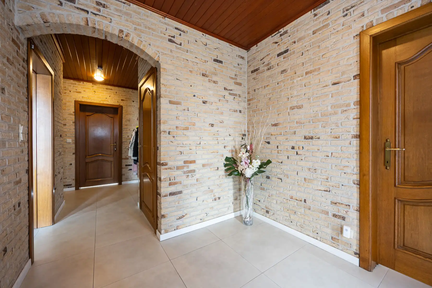 Verrassend ruime woning met 6 slaapkamers en 2 badkamers foto 3