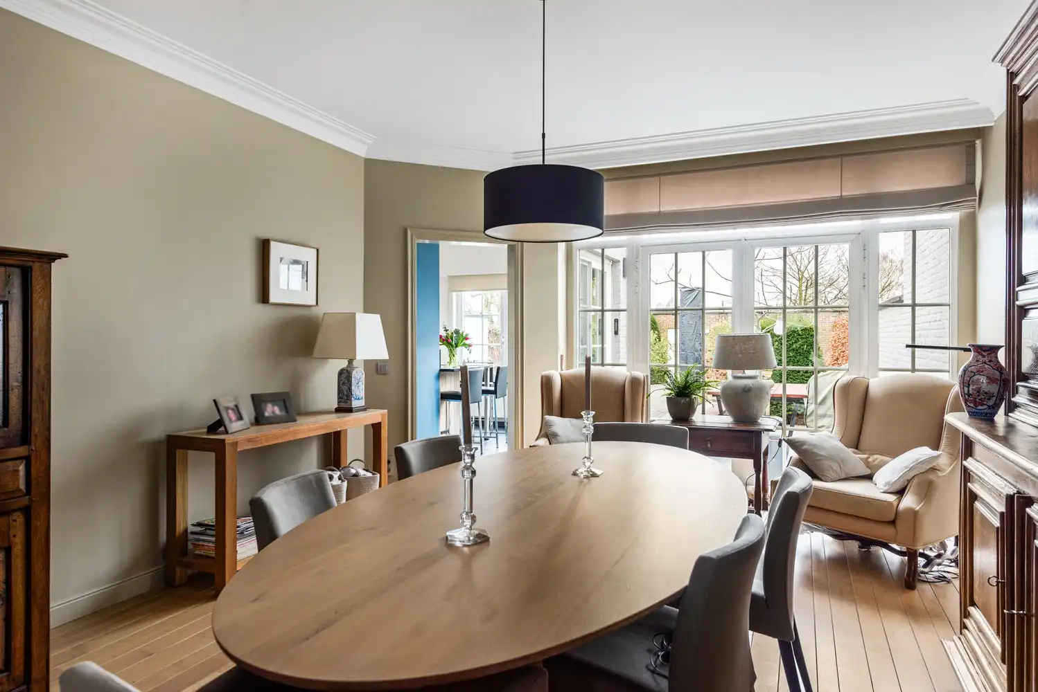 Verzorgde instapklare woning met 4 slaapkamers en ruime garage. foto 4