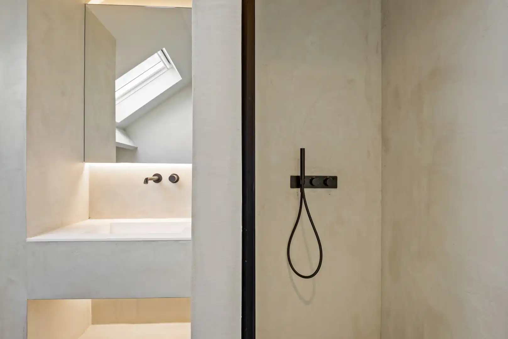 Prachtig gerenoveerde woning met gezellige en zonnige buitenruimte in rustige eenrichtingsstraat foto 17