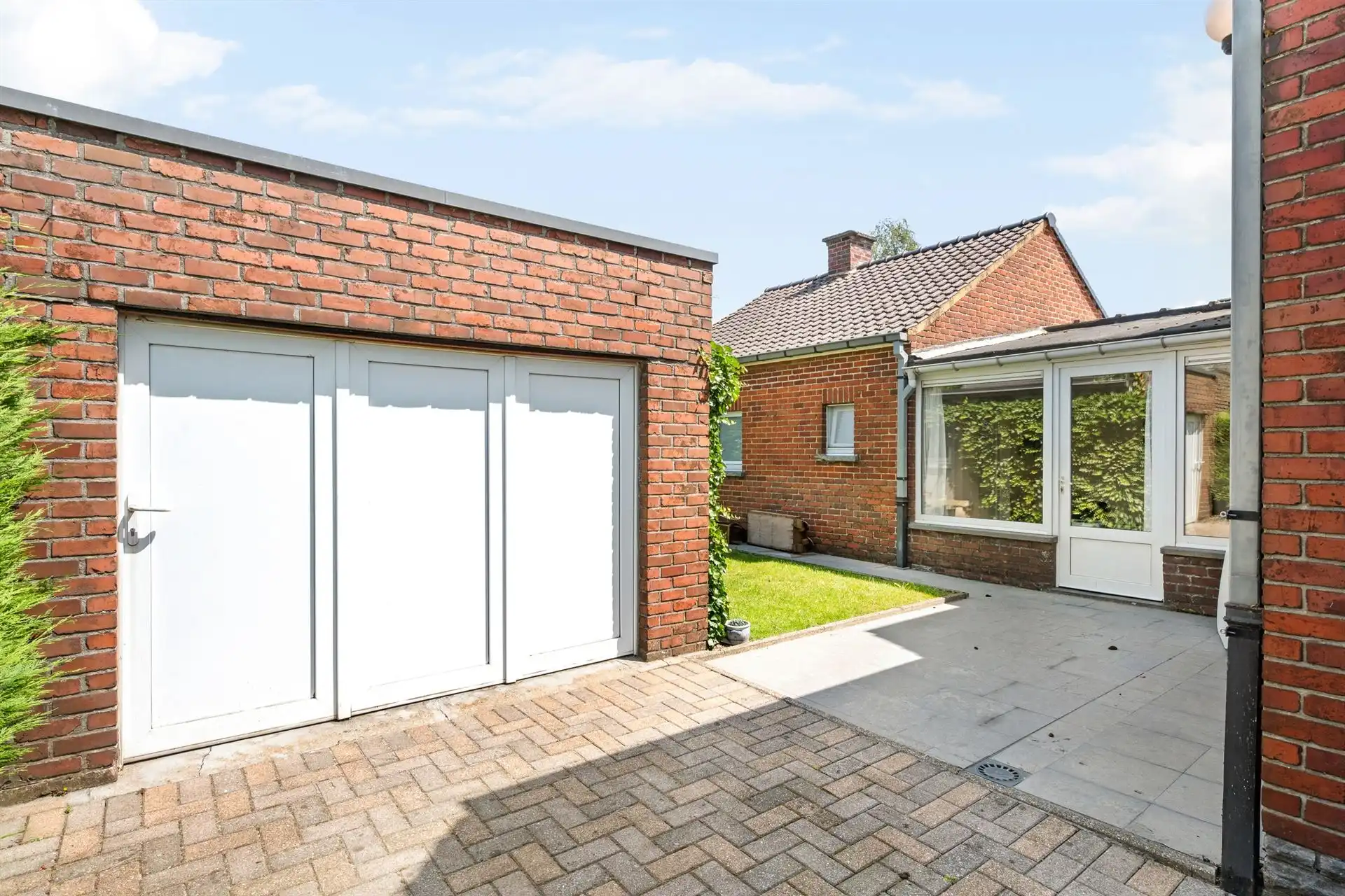 Ruime gezinswoning met garage in landelijke omgeving foto 8