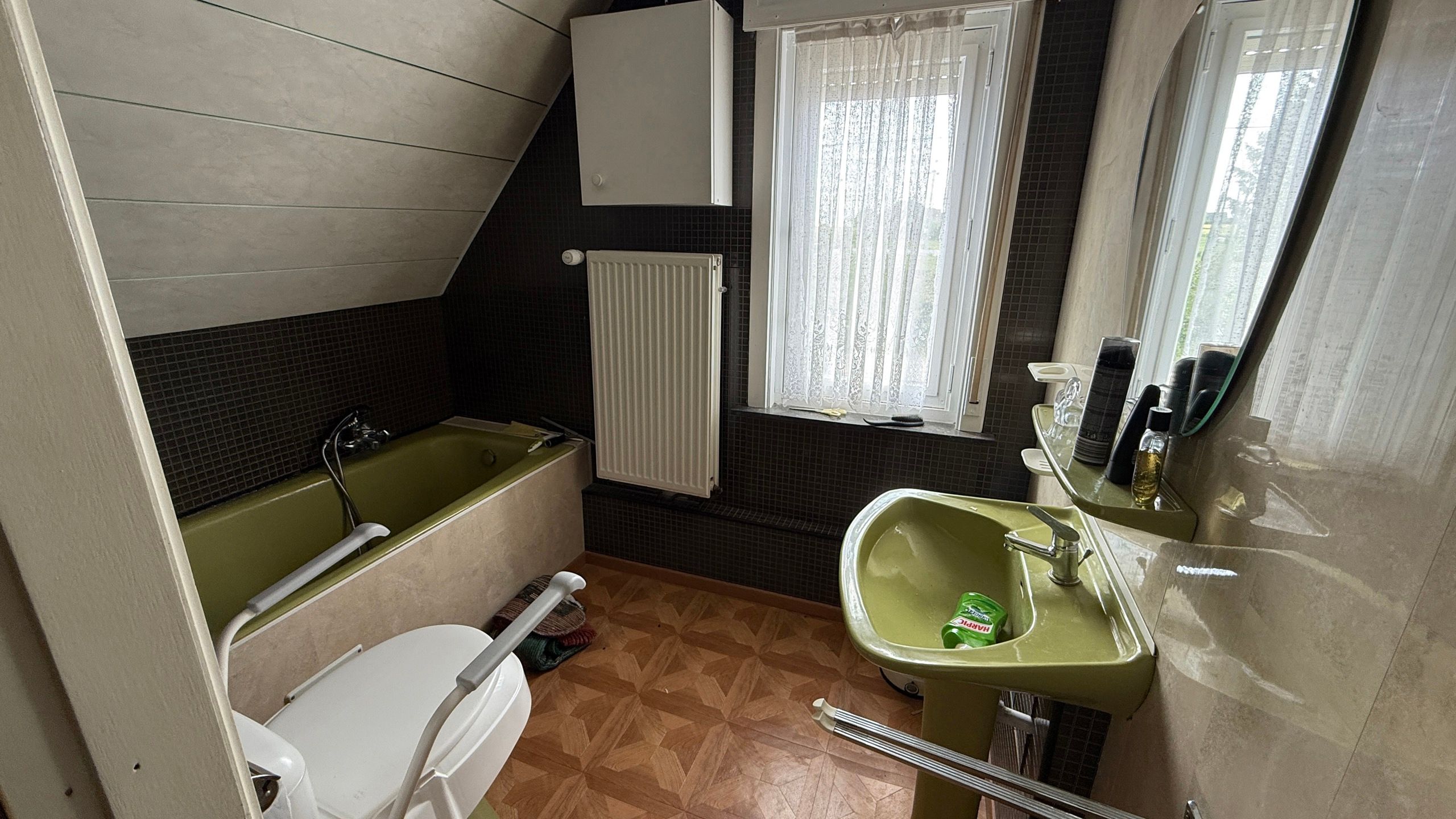 Charmante, te renoveren woning met veel potentieel foto 7