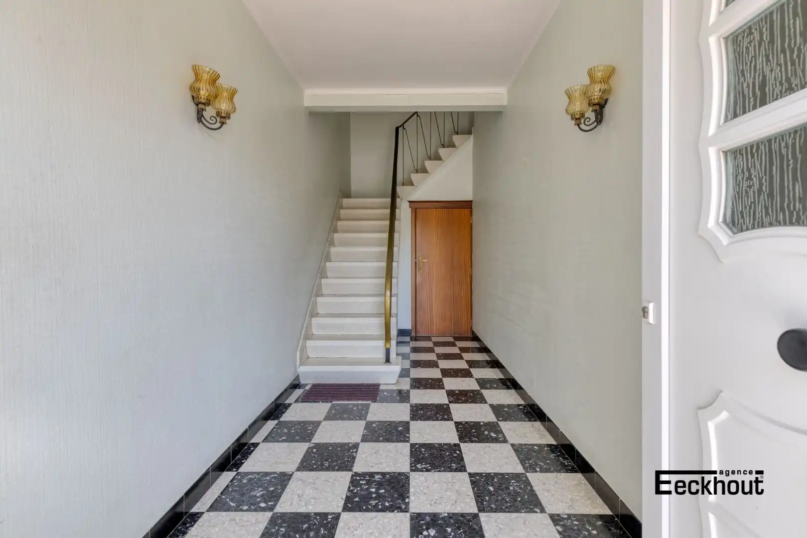 Zeer ruime woning boordevol potentieel met grote garages en mooi open zicht! foto 3