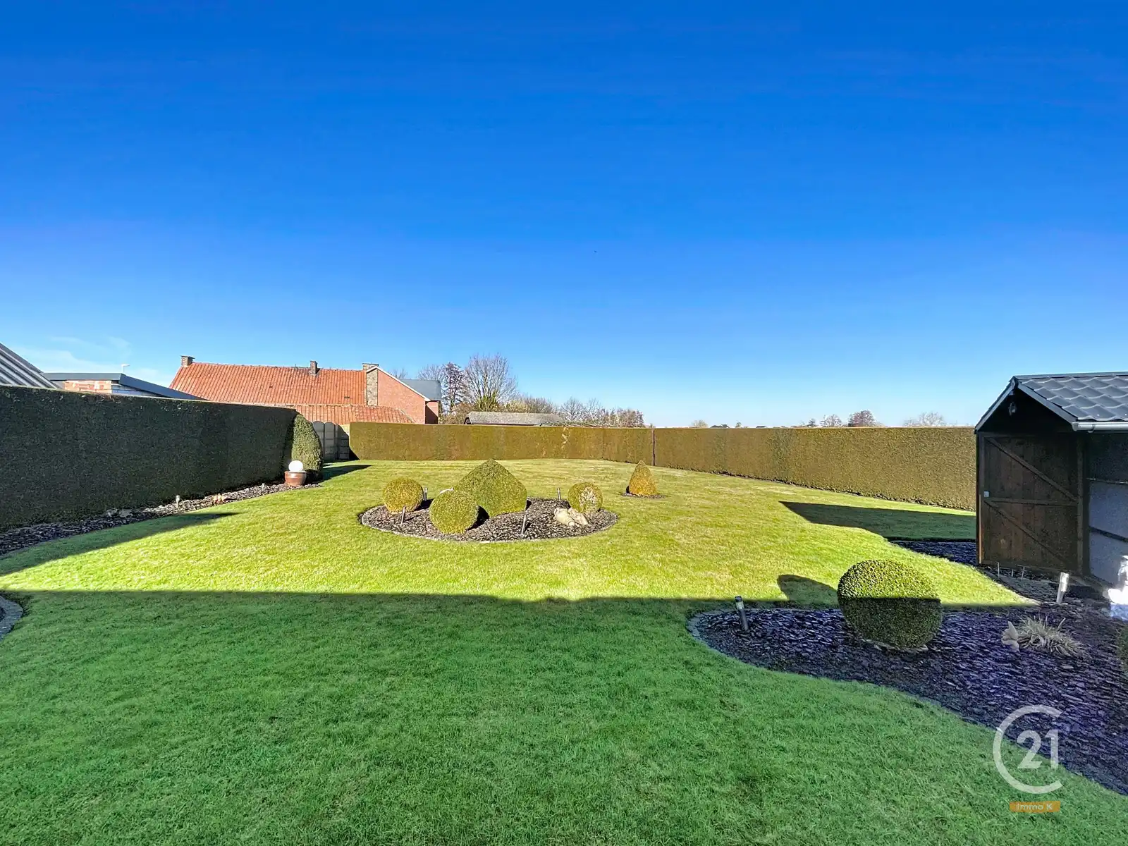 Degelijke, veelzijdige woning met ruime tuin van 12a35ca. foto 19