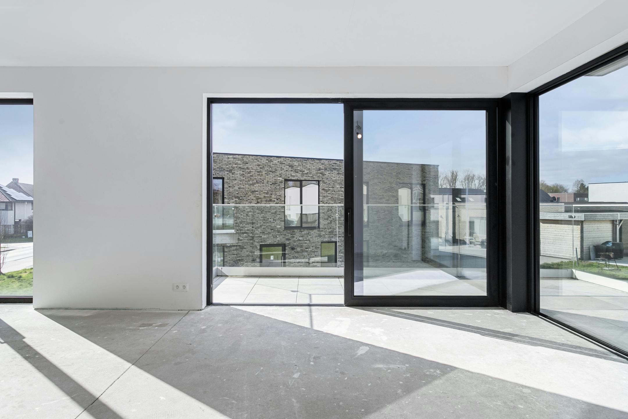 Lichtrijk 2-slpk appartement met riant terras te koop in Roeselare foto 4