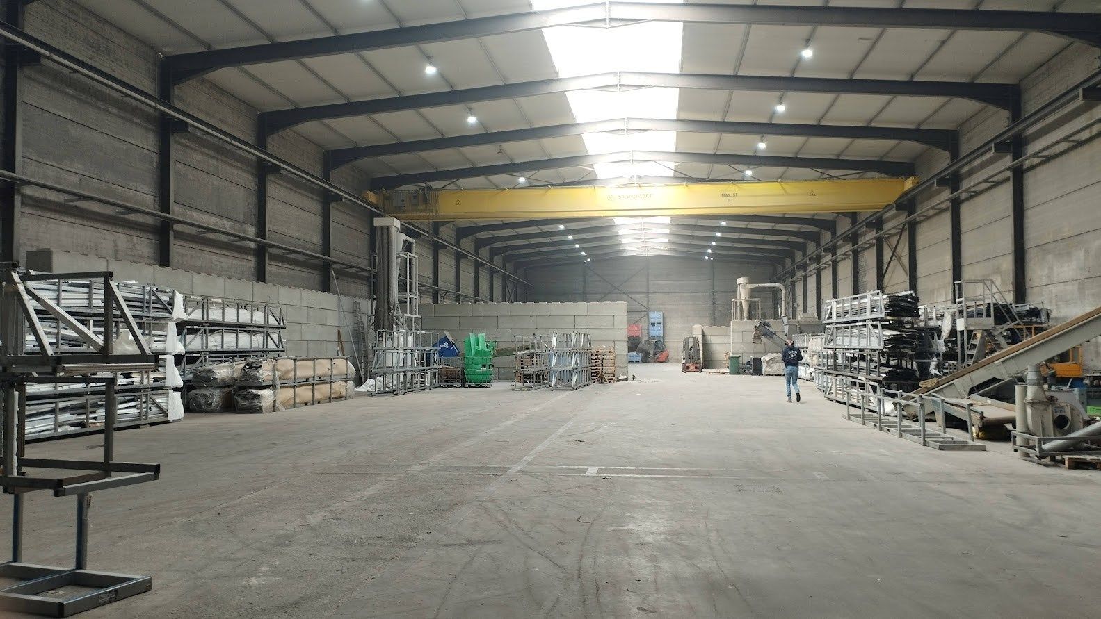 Loods ( 2250m²) met ruime buitenopslag te Sint-Eloois-Vijve foto 7