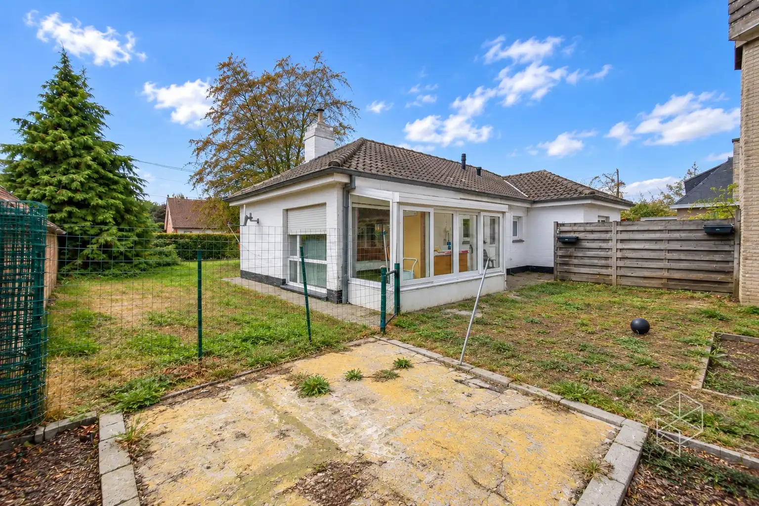 Grote loods met burelen, 3 garages, ruime buitenruimte en woning te koop in Hertsberge foto 3
