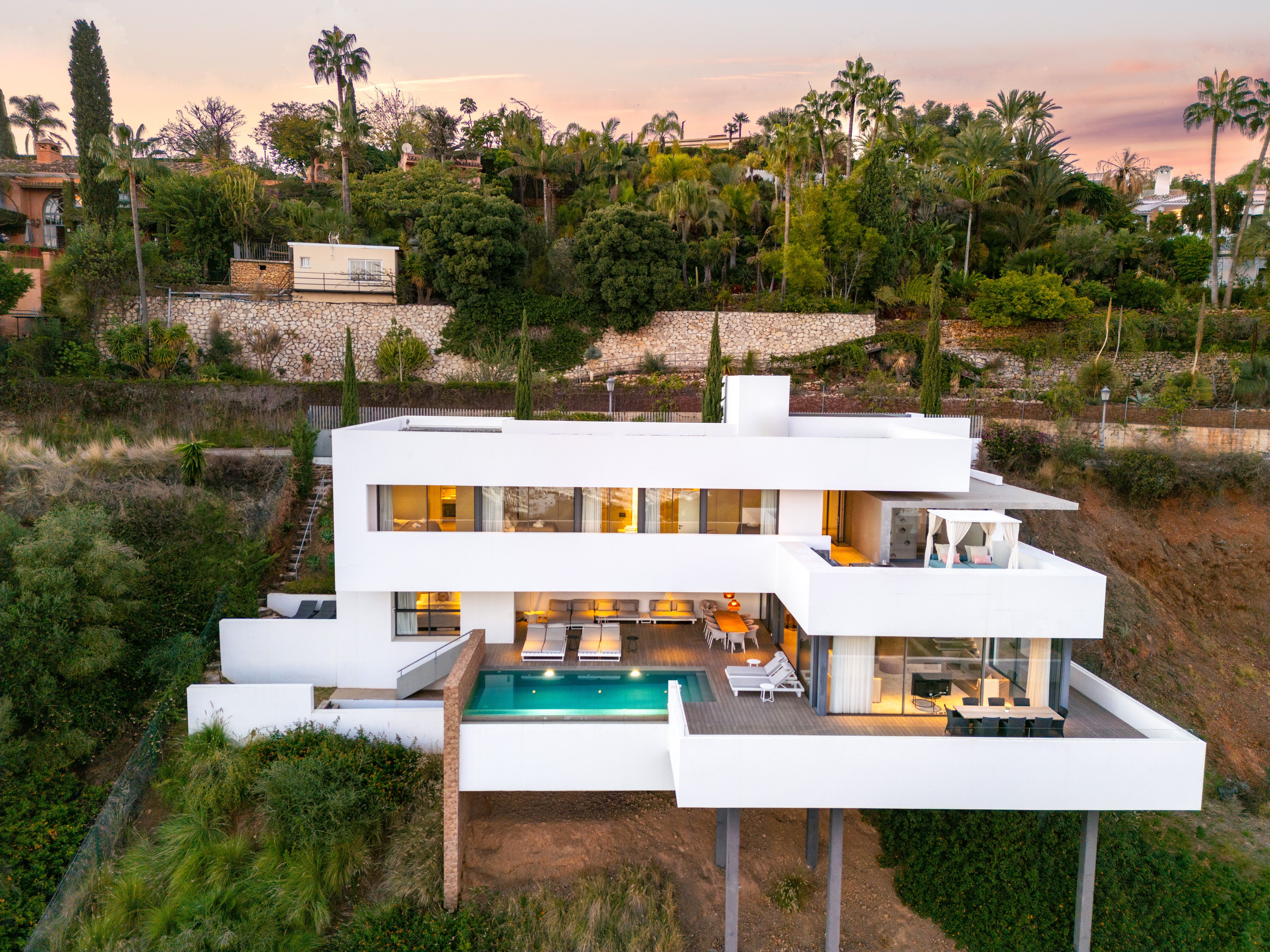 Unieke luxe villa met adembenemend uitzicht op zee en kustlijn foto {{pictureIndex}}