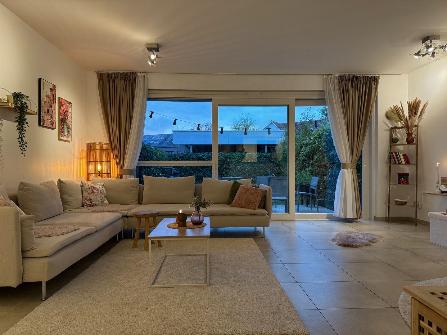 Comfortabel gelijkvloers appartement met tuin. foto {{pictureIndex}}