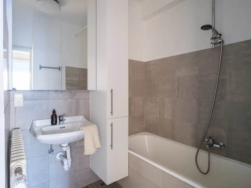 Een stijlvol appartement in de&nbsp;Sportstraat, met een warm mid-century karakter en hedendaags wooncomfort. foto 9