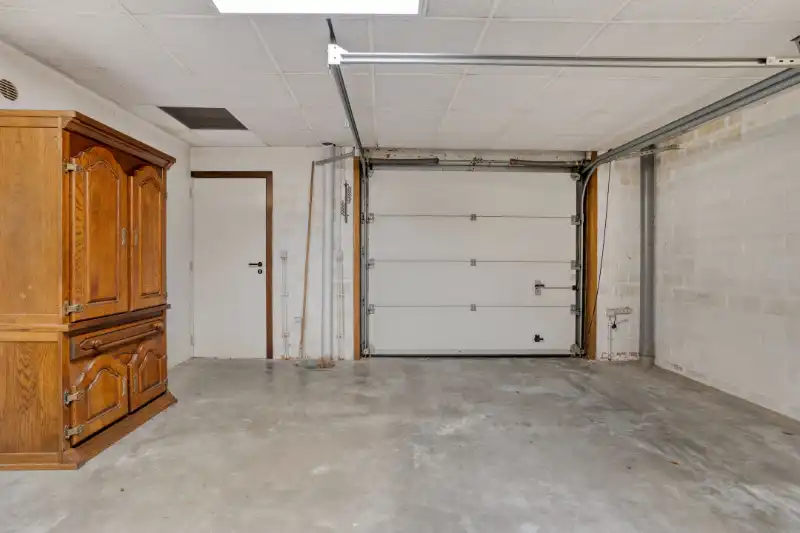 HALFOPEN BEBOUWING MET VEEL RENOVATIEPOTENTIEEL EN RUIM DAKTERRAS foto 12