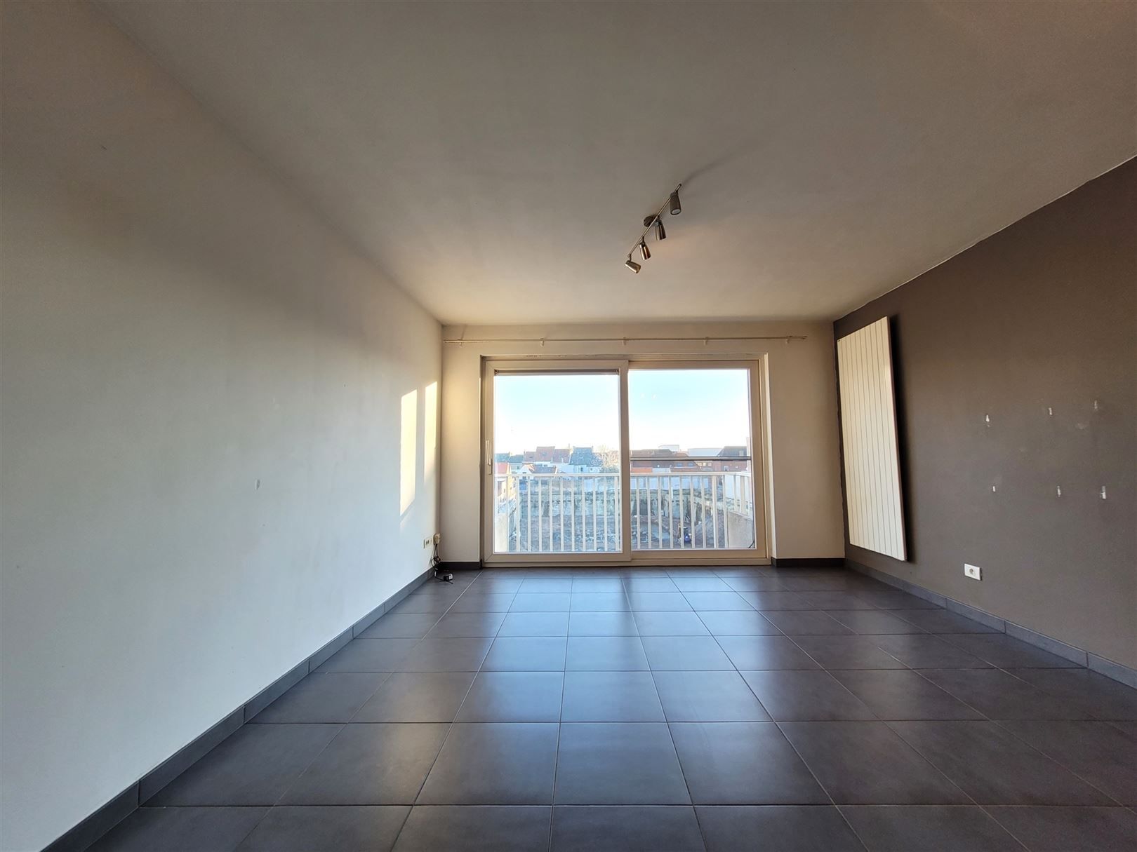 Ongemeubeld appartement met 1 slaapkamer en slaaphoek foto 2