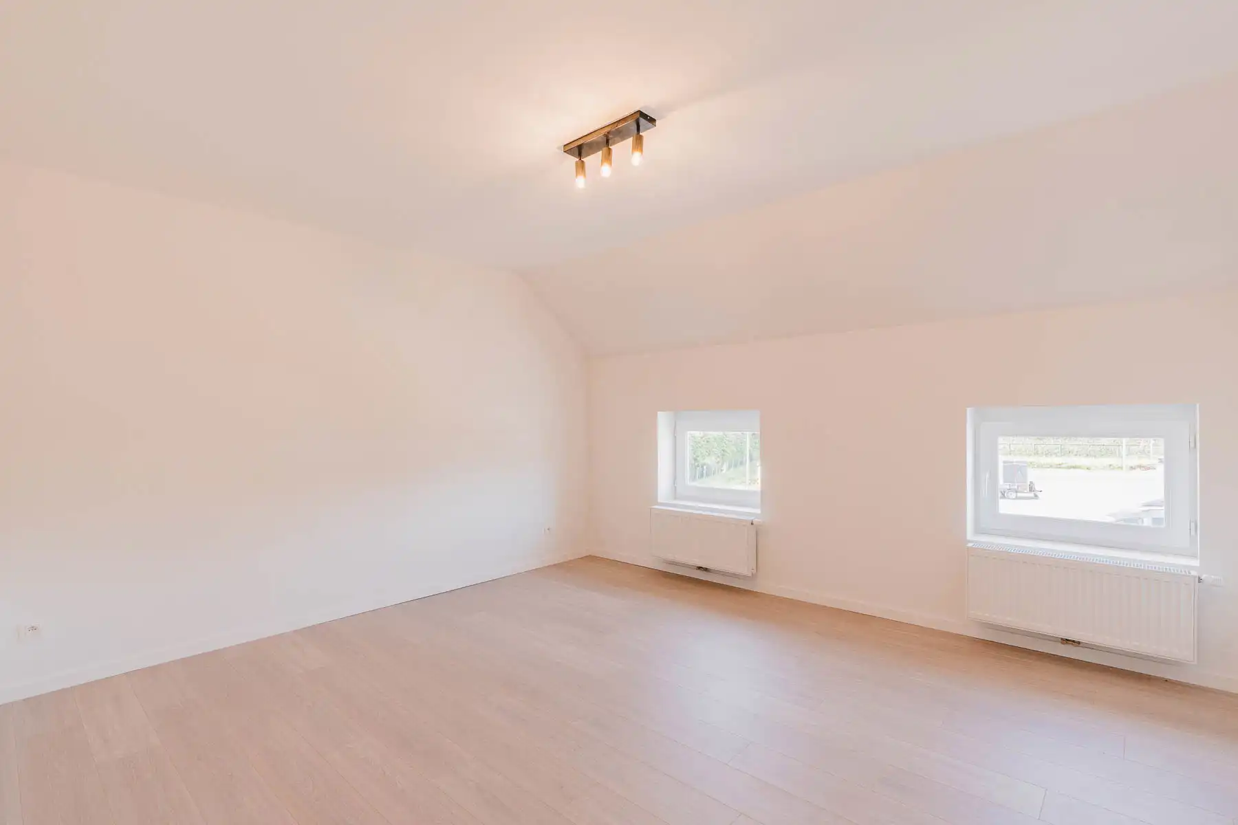 Recent gerenoveerde woning met grote loods foto 13