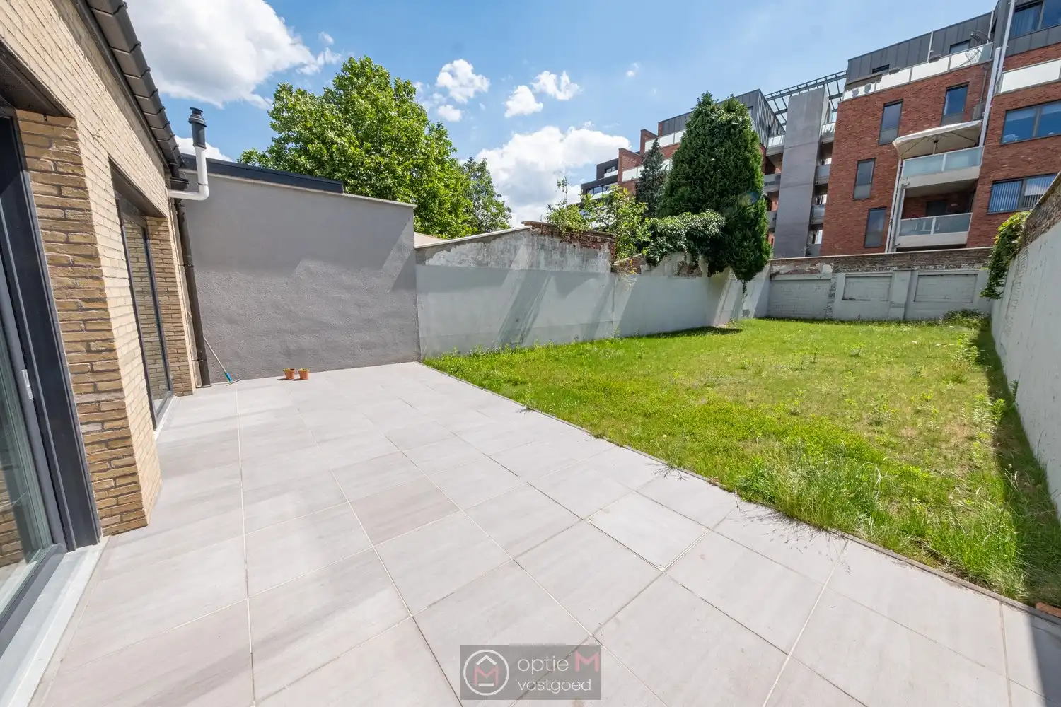 RUIM GELIJKVLOERS APPARTEMENT MET 2 SLPKS EN TUIN MET TERRAS. foto 17