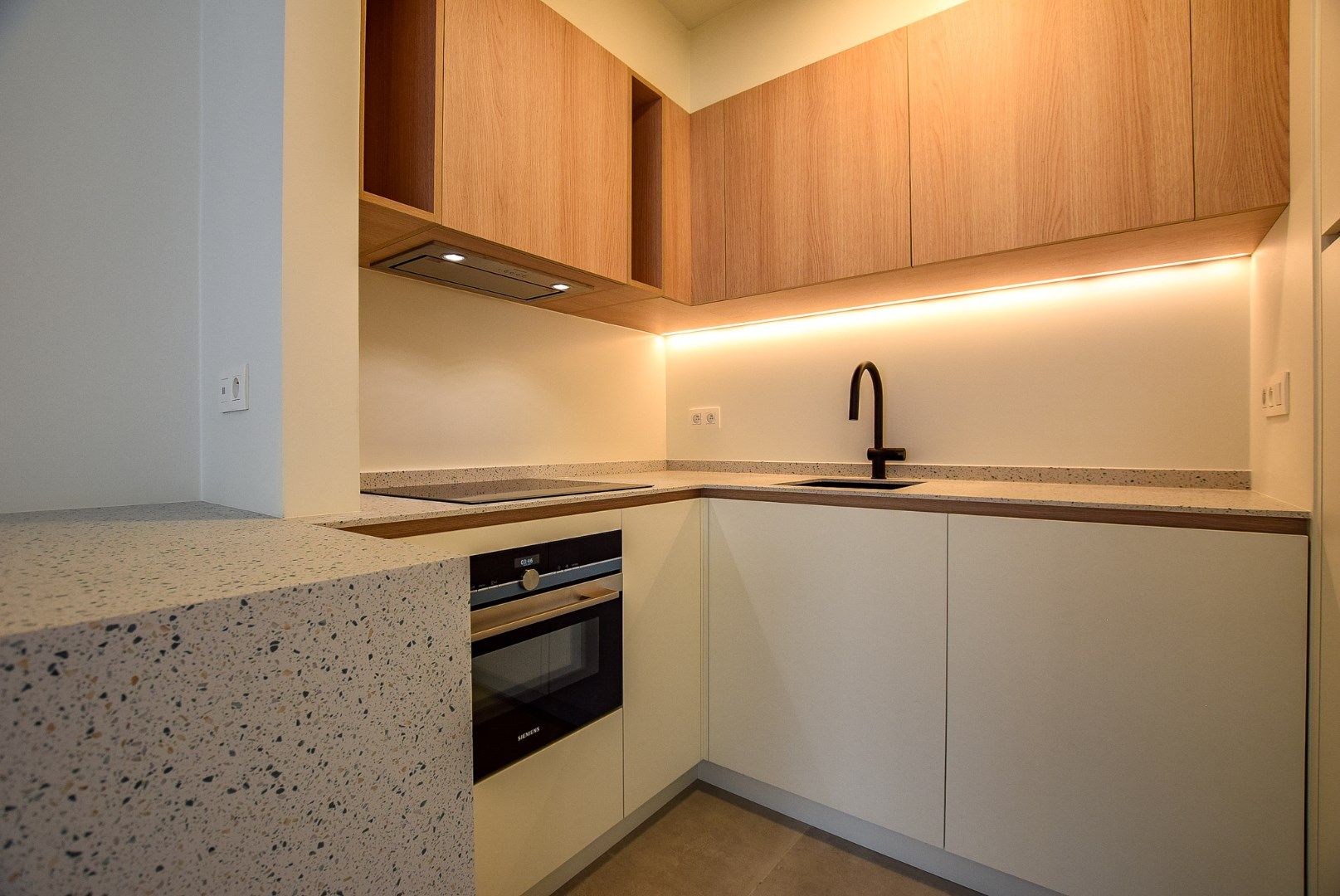 Kwalitatief gerenoveerd 2-slaapkamerappartment met zijdelings zeezicht en terras te Oostduinkerke-Bad foto 3