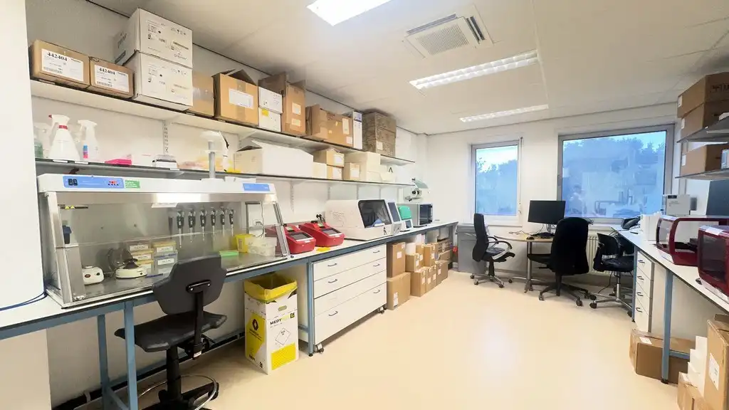 Kantoor/labo met klein magazijn te huur in Technologiepark-Zwijnaarde foto 8