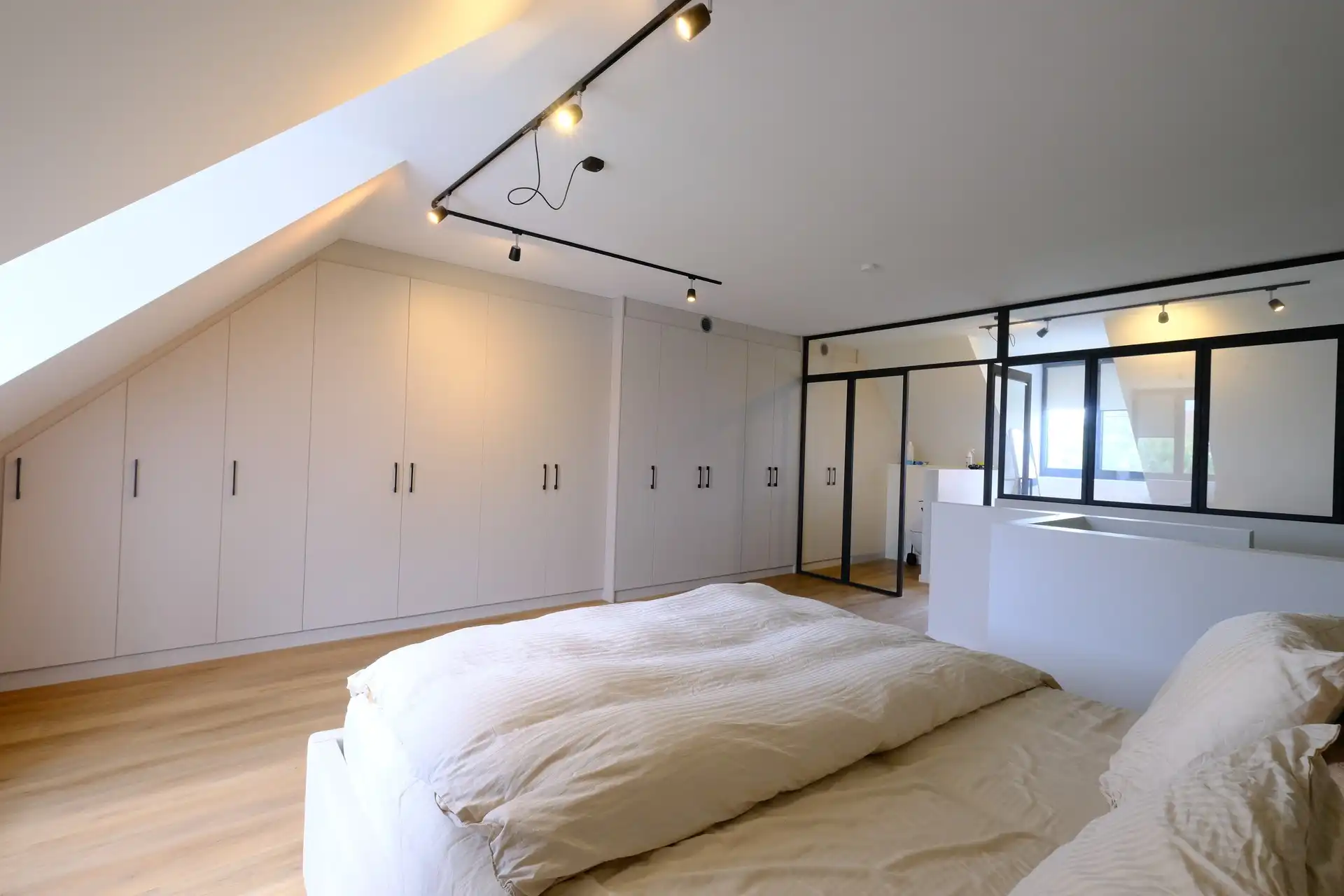 luxueus ingerichte woning met 3 slaapkamers in het gezellige Oud-Rekem foto 21