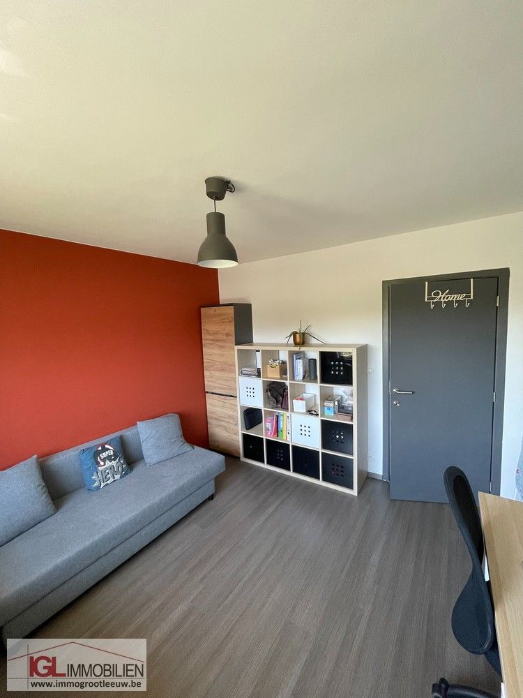 Ruim 2 slaapkamer appartement + garage foto 7