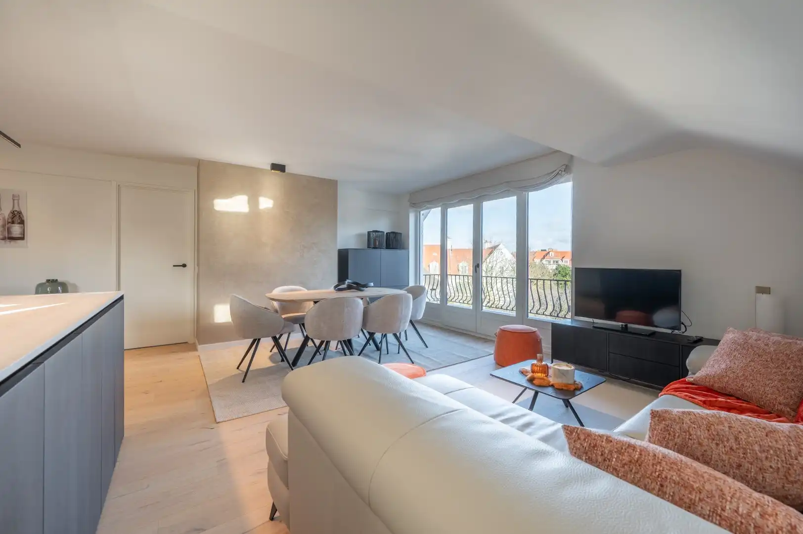 Stijlvol gerenoveerd appartement nabij het Dominicanenkerkje. foto 6