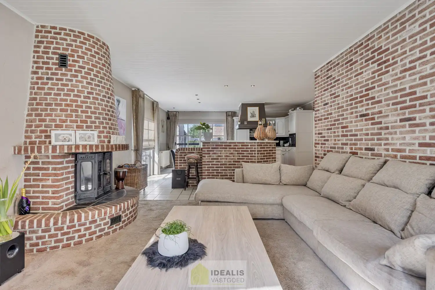 IDEALIS VASTGOED – INSTAPKLARE EENGEZINSWONING MET 4 SLAAPKAMERS EN EEN BEWOONBARE OPPERVLAKTE VAN +- 195M² OP EEN PERCEEL VAN +- 9A 20CA IN KLEINE-BROGEL (PEER). De woning is gelegen vlak bij de dorpskern van het gezellige kleine-Brogel en op enkele minuten verwijderd van de centra van Peer, Kaulille, Bocholt en Pelt. Ideaal voor zij die op zoek zijn naar een ruime instapklare woning met 4 slaapkamers!! foto 9