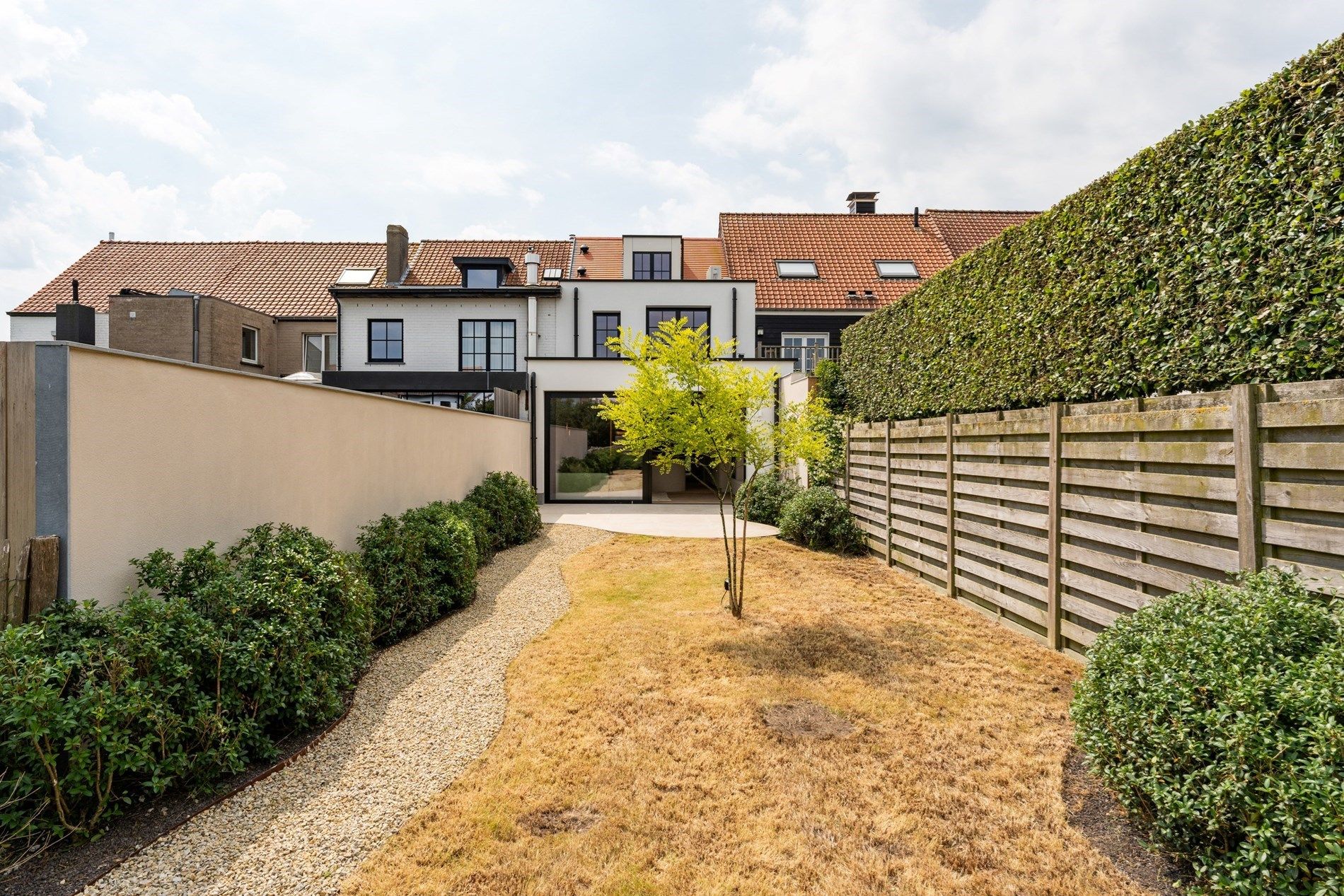 Volledig gerenoveerde woning met 4 slaapkamers, parkeerplaats en volledig aangelegde tuin te Jan Devischstraat gelegen. foto 28