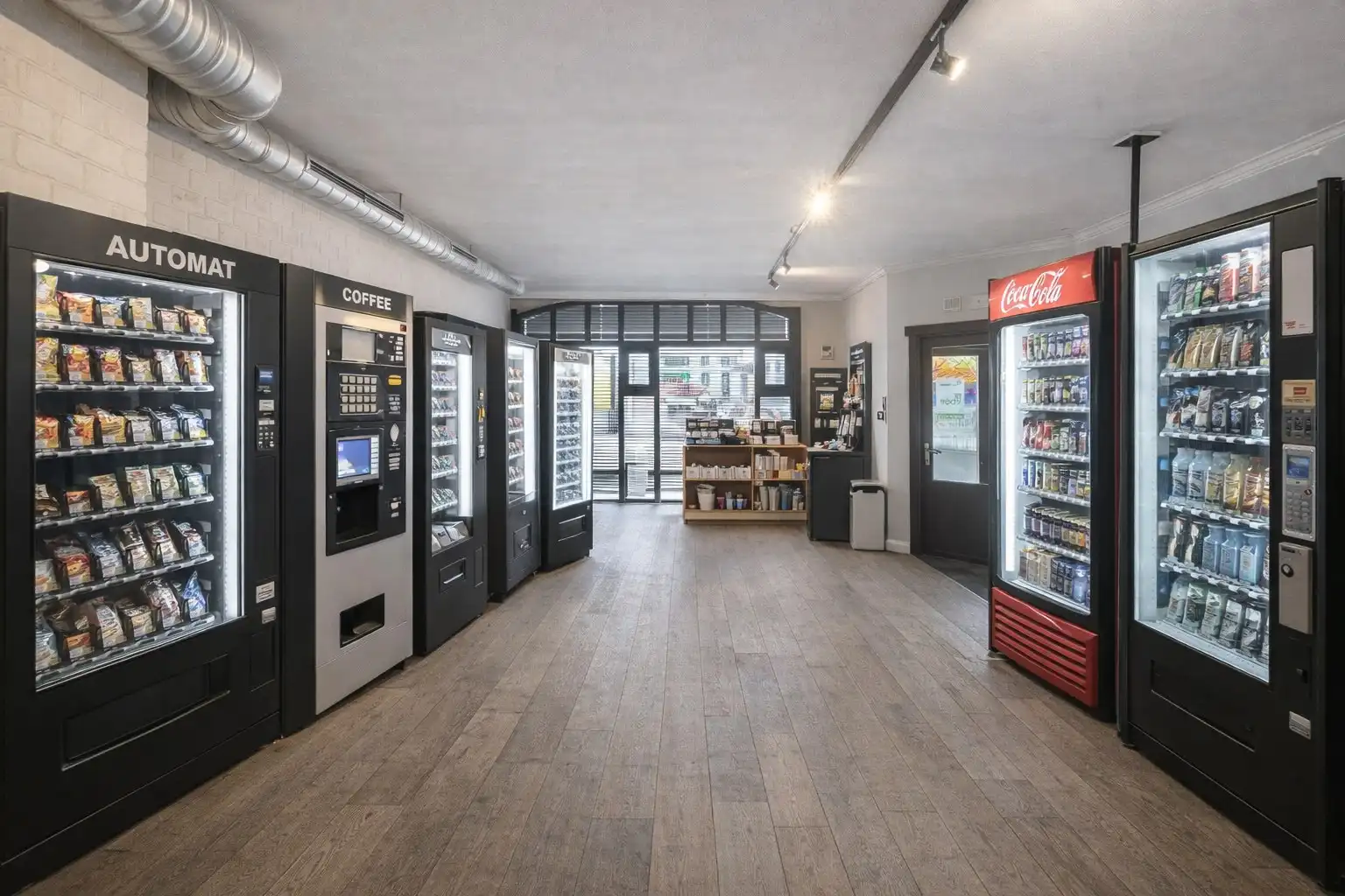 Centraal gelegen handelszaak, met tal van mogelijkheden, op de Markt van Torhout foto 3