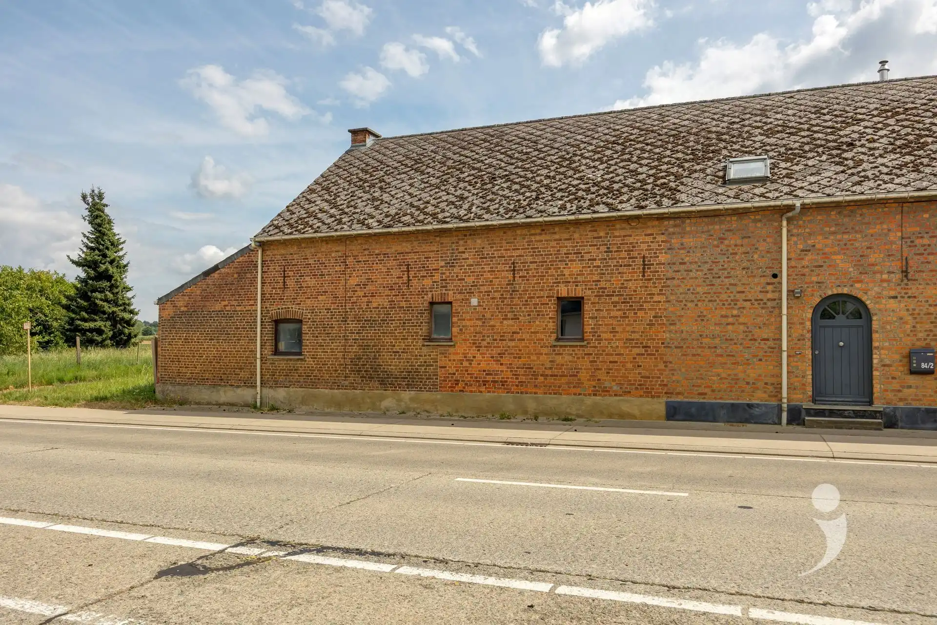 Te renoveren woning met veel potentiëel foto 32