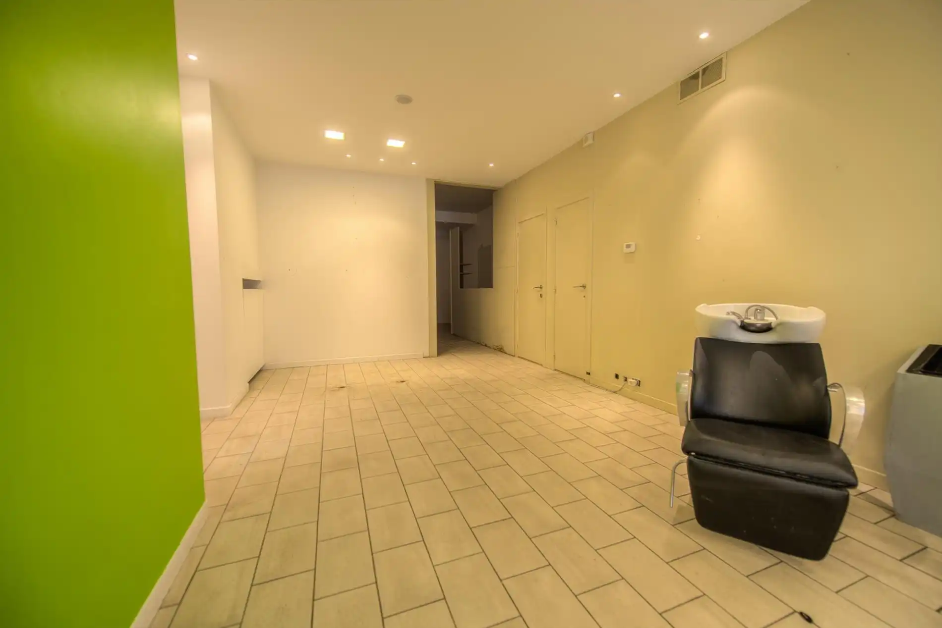 Handelspand gelegen in een zijstraat van de zeedijk ter hoogte van het Driehoekplein. foto 6