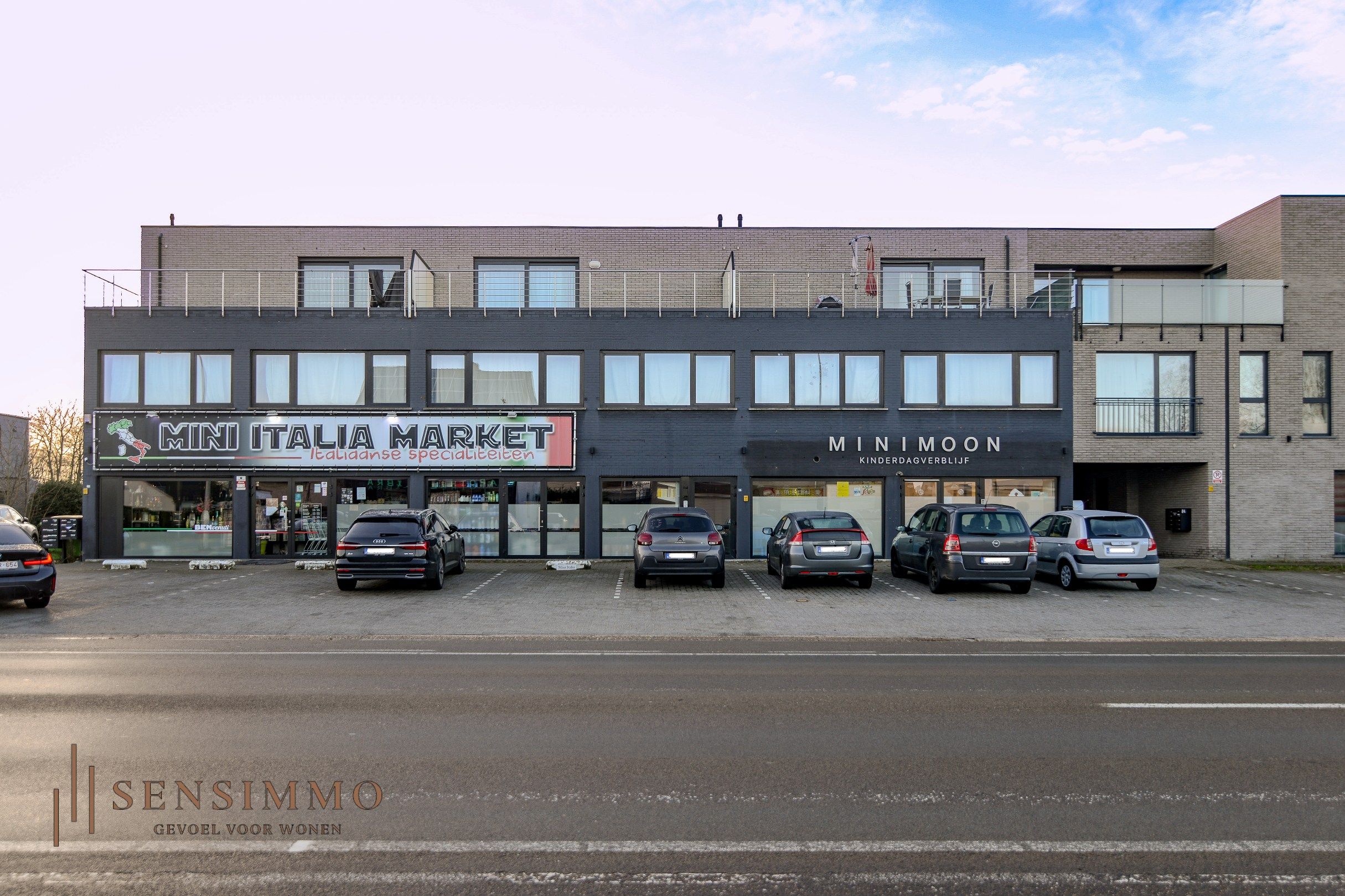 Opbrengsteigendom: Building met 8 appartementen en 2 handelspanden foto {{pictureIndex}}