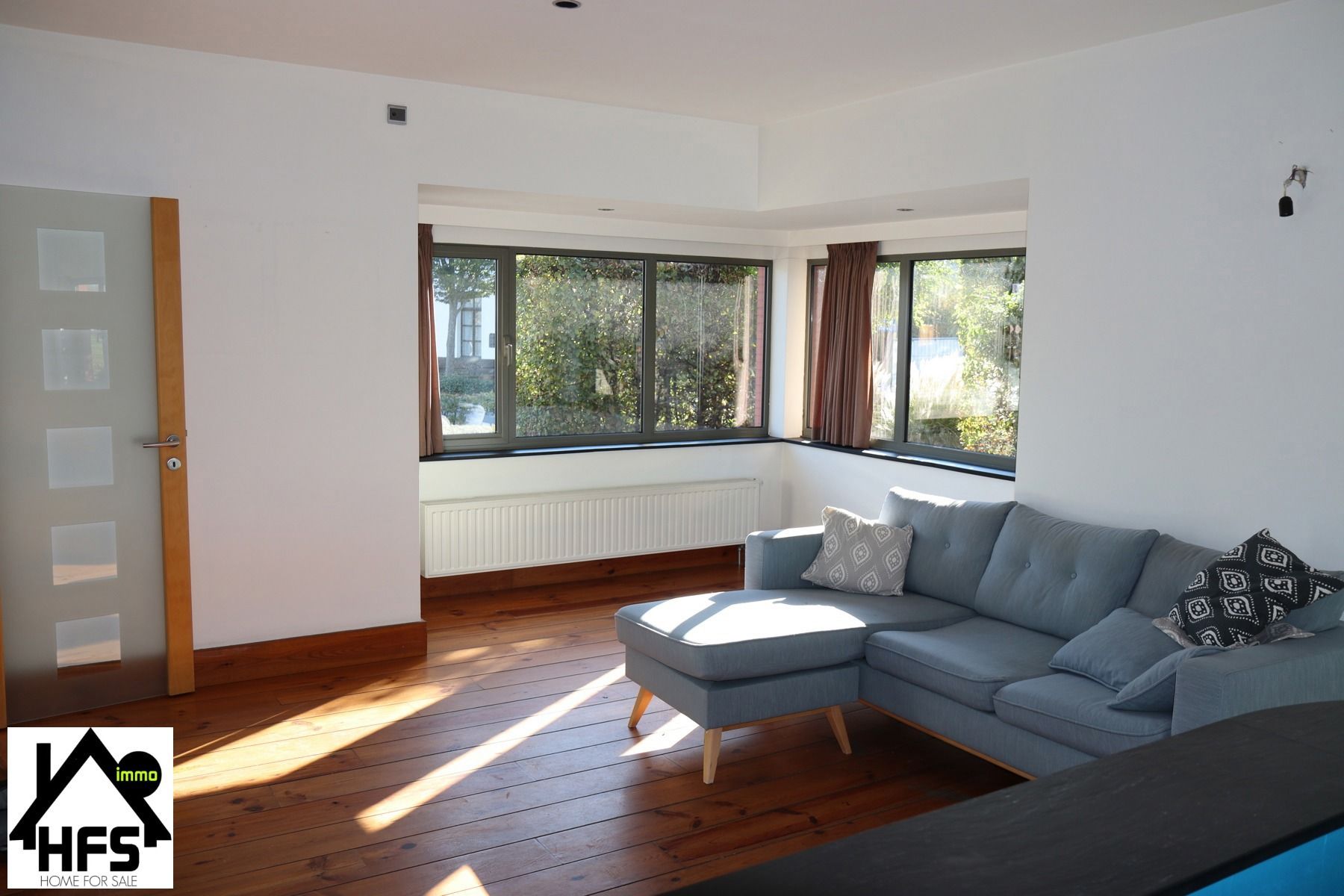 Ruime op te frissen villa met zicht op de weides met tof bijgebouw foto 8