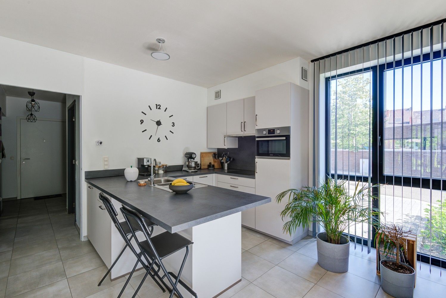 INSTAPKLAAR GELIJKVLOERS APPARTEMENT MET 2 SLAAPKAMERS EN AUTOSTAANPLAATS TE HASSELT foto 4