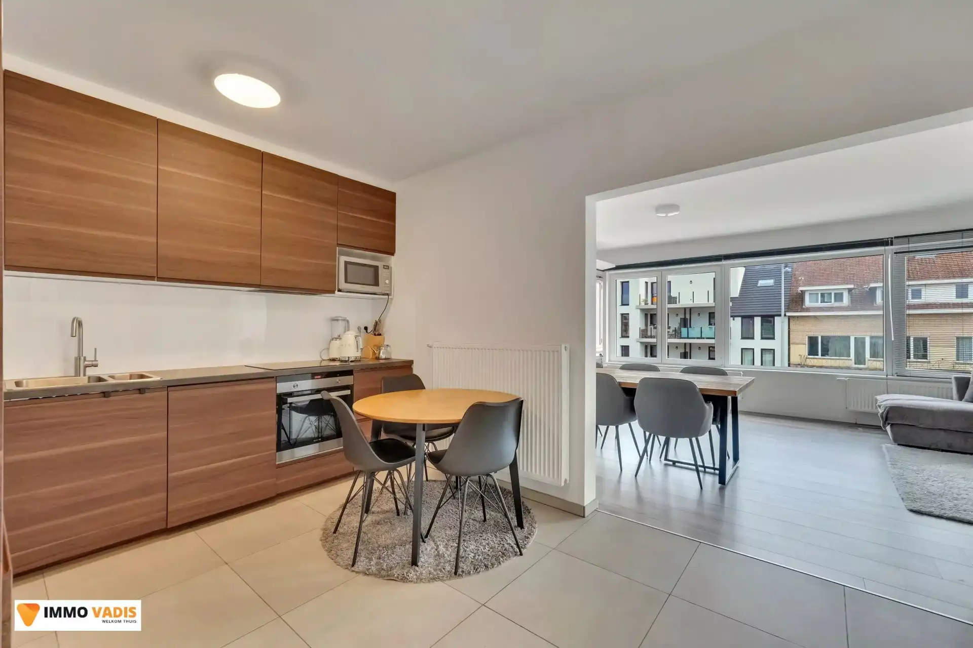 Stijlvol gerenoveerd appartement met 2 slaapkamers, terras en parking foto 4