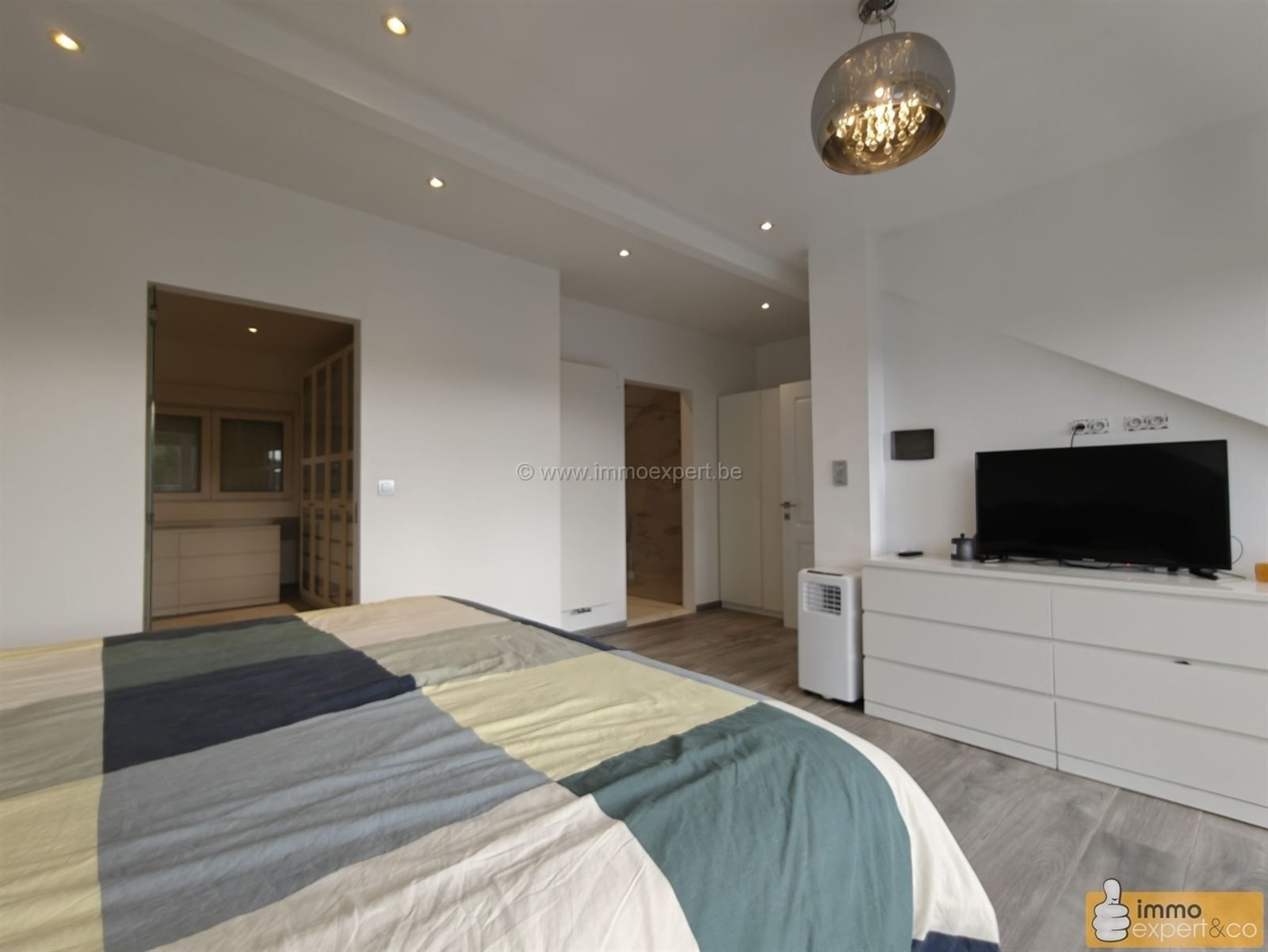 TERNAT: Volledig gerenoveerde woning, 3 slpkrs, centrum foto 24