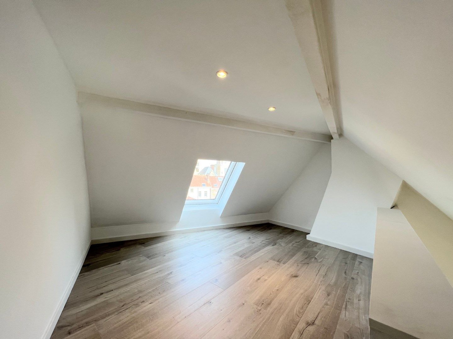 STIJLVOLLE BEL-ETAGE MET 1 SLAAPKAMER, TERRAS EN GARAGE IN CENTRUM IEPER foto 12