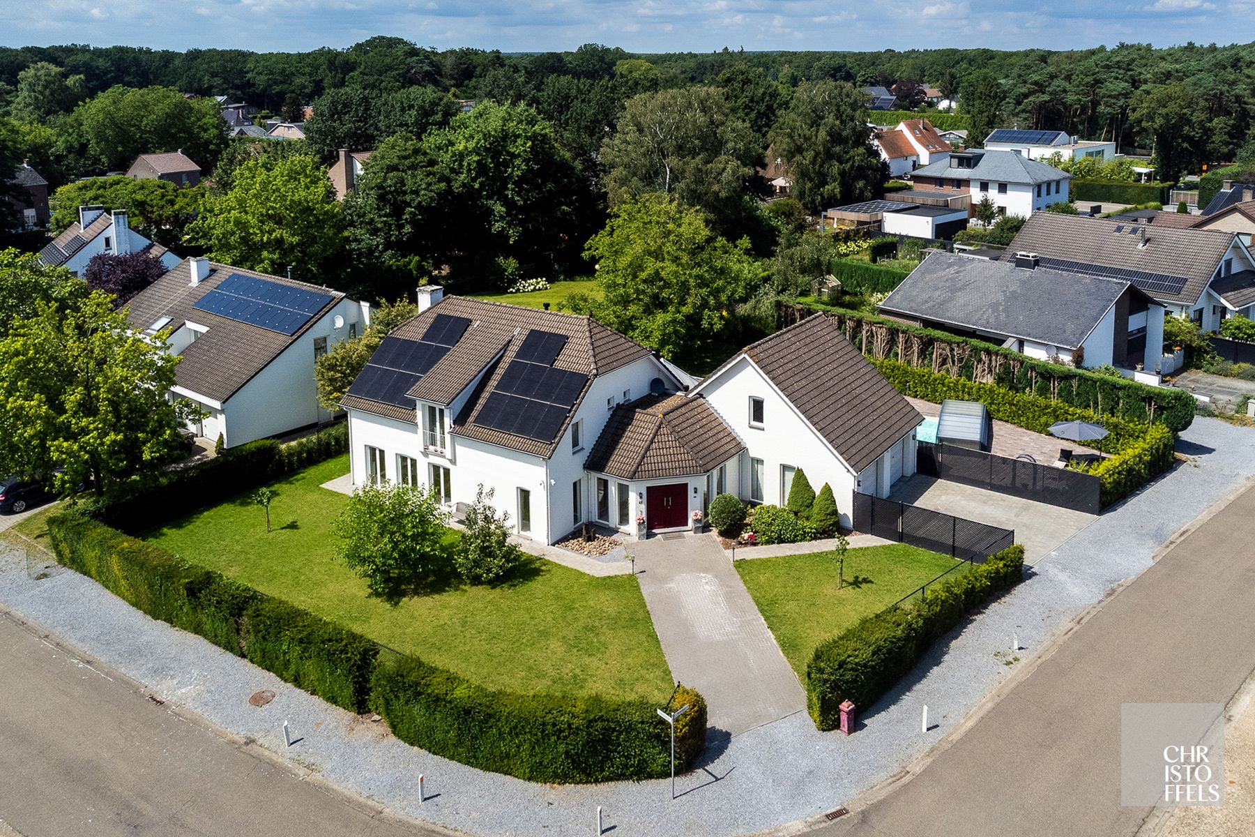 Hoofdfoto van de publicatie: Ruime eigentijdse villa met 4 slaapkamers en zwembad op een perceel van 1.321m² 