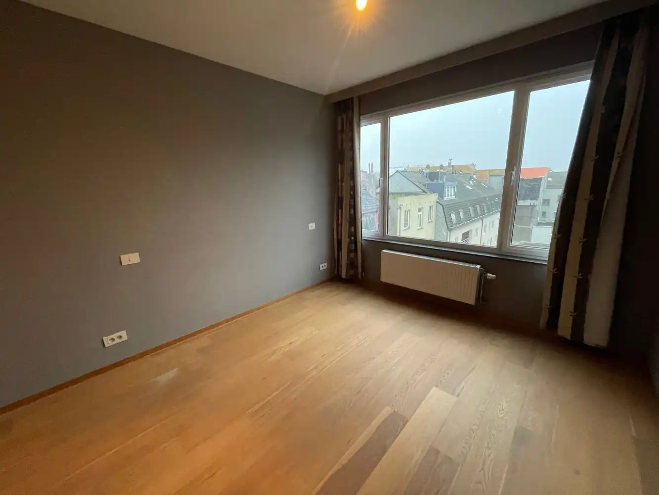 Instapklaar appartement met twee slaapkamers en terras gelegen op het Stationsplein. Op het vierde verdiep in een gebouw met lift. foto 10
