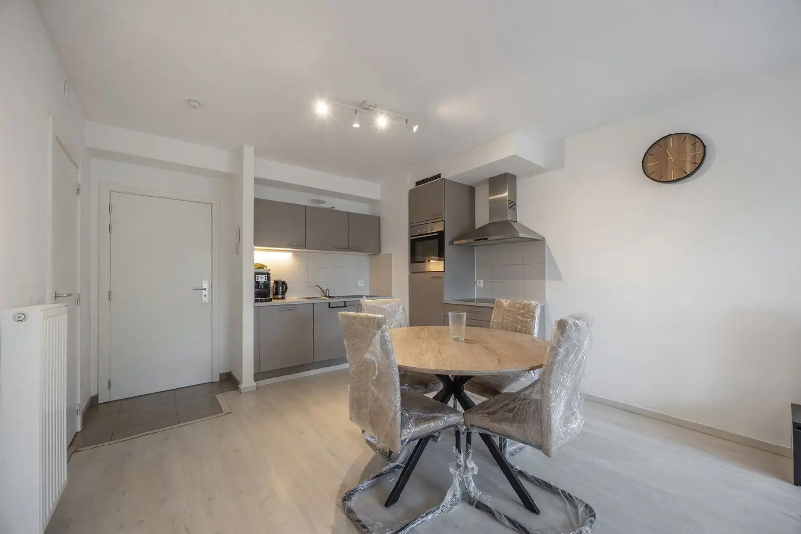 Modern en licht appartement met terras in parkomgeving. foto 4