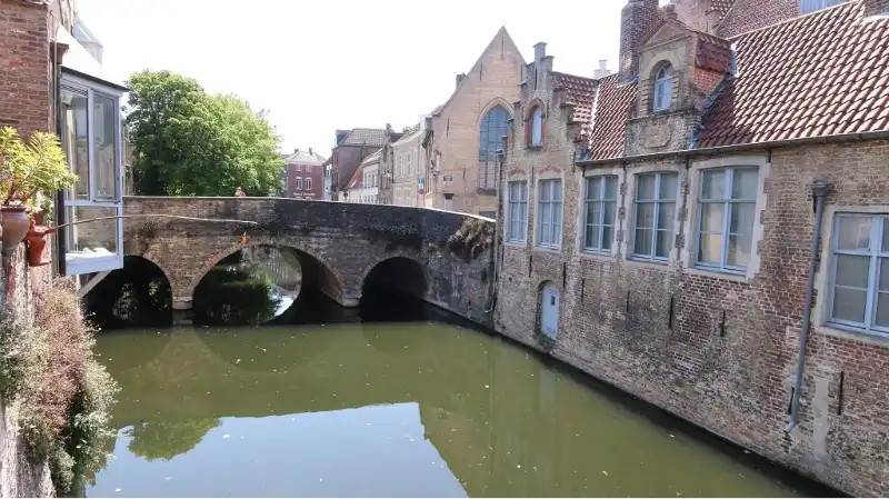 Vernieuwde 3-slaapkamerwoning te huur in het centrum van Brugge foto 15