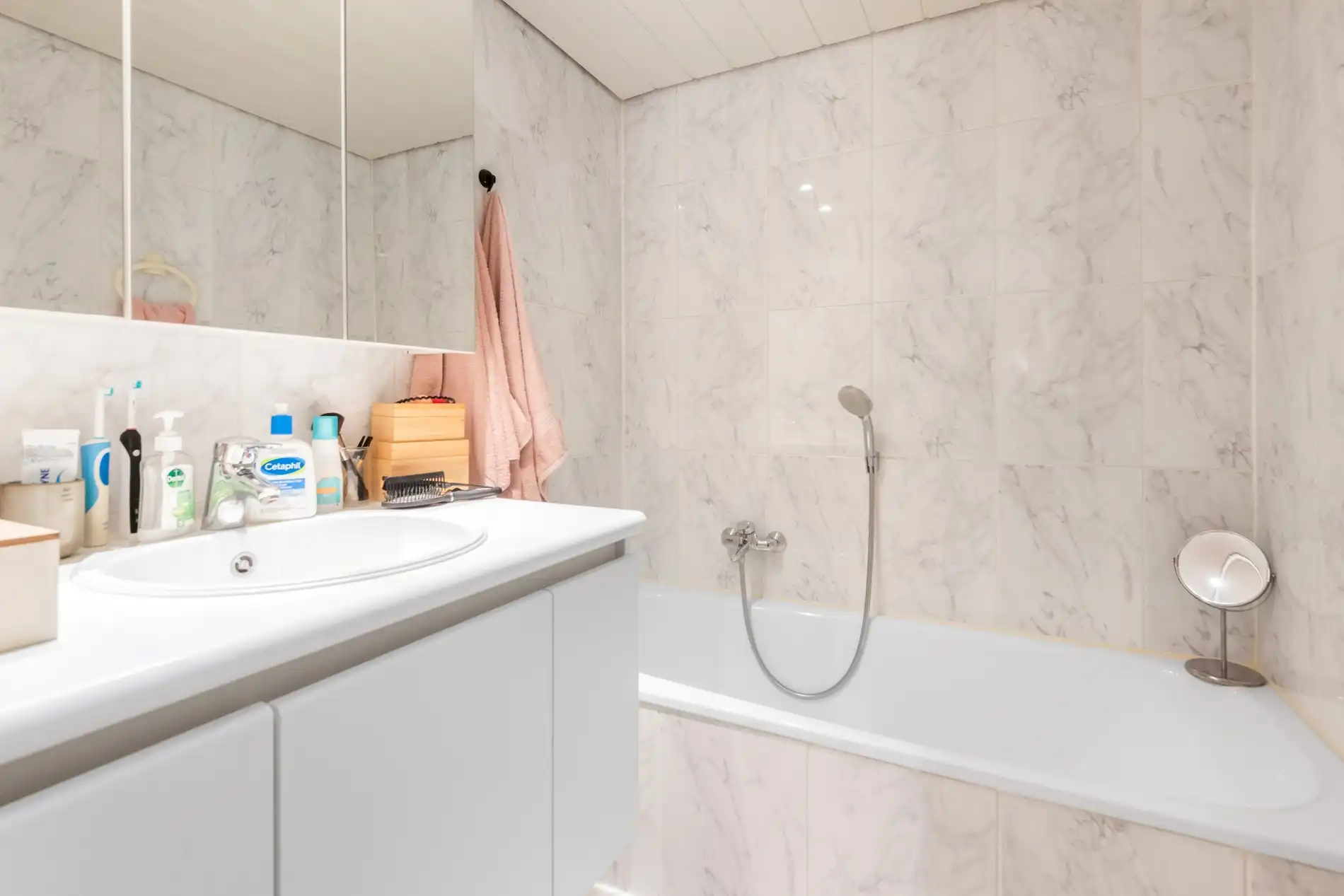 Zonnig en goed onderhouden gemeubeld app. vlakbij de Dumortierlaan foto 11