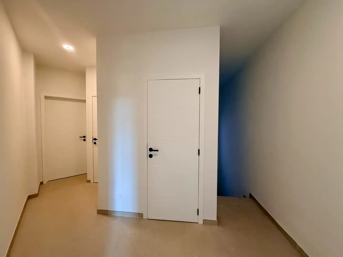 Volledig gerenoveerd 2-slaapkamerappartement met zolder in het hart van Tielt! foto 9
