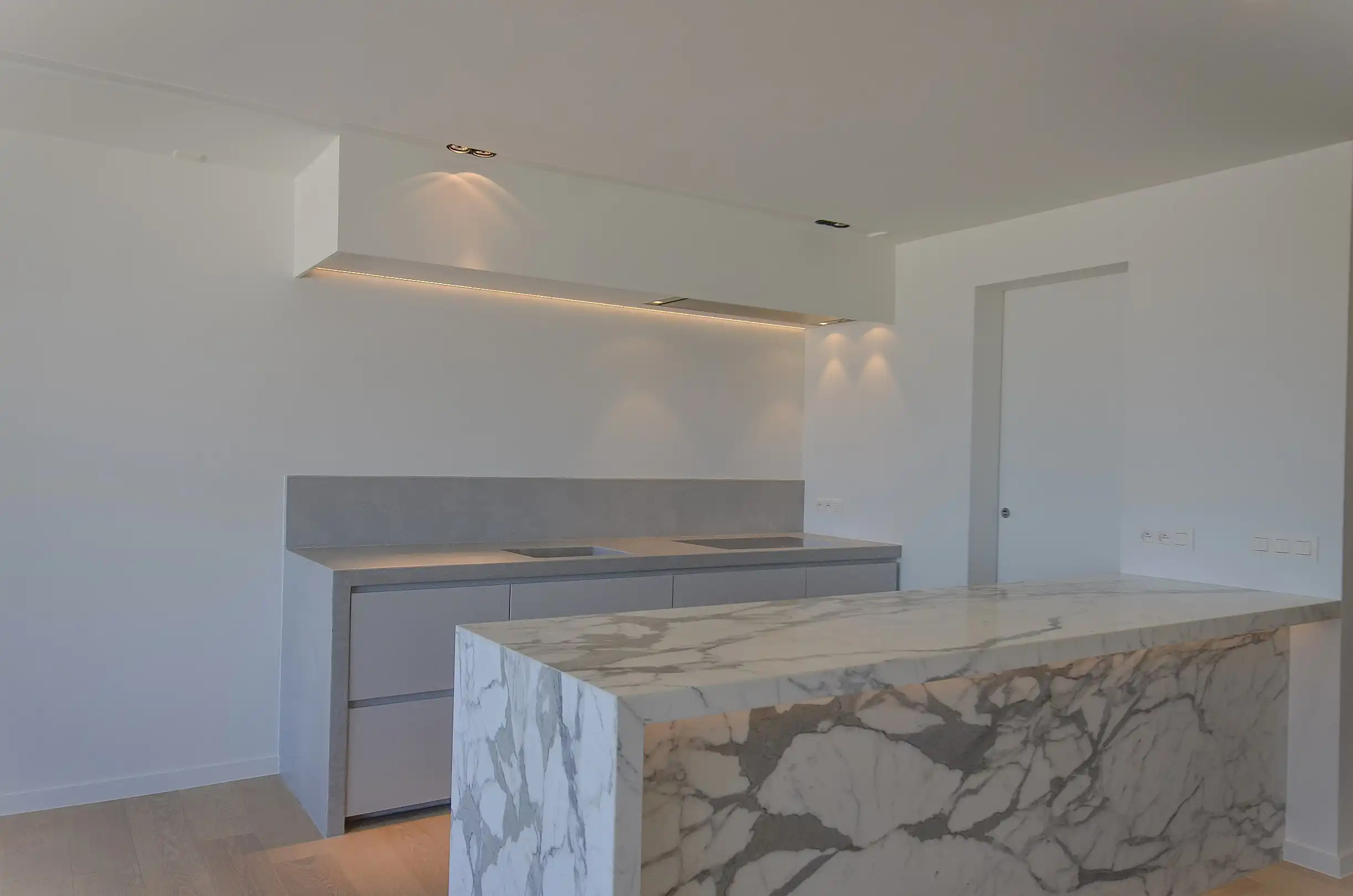 Exclusief – Stijlvol volledig gerenoveerd appartement met frontaal zeezicht. foto 7