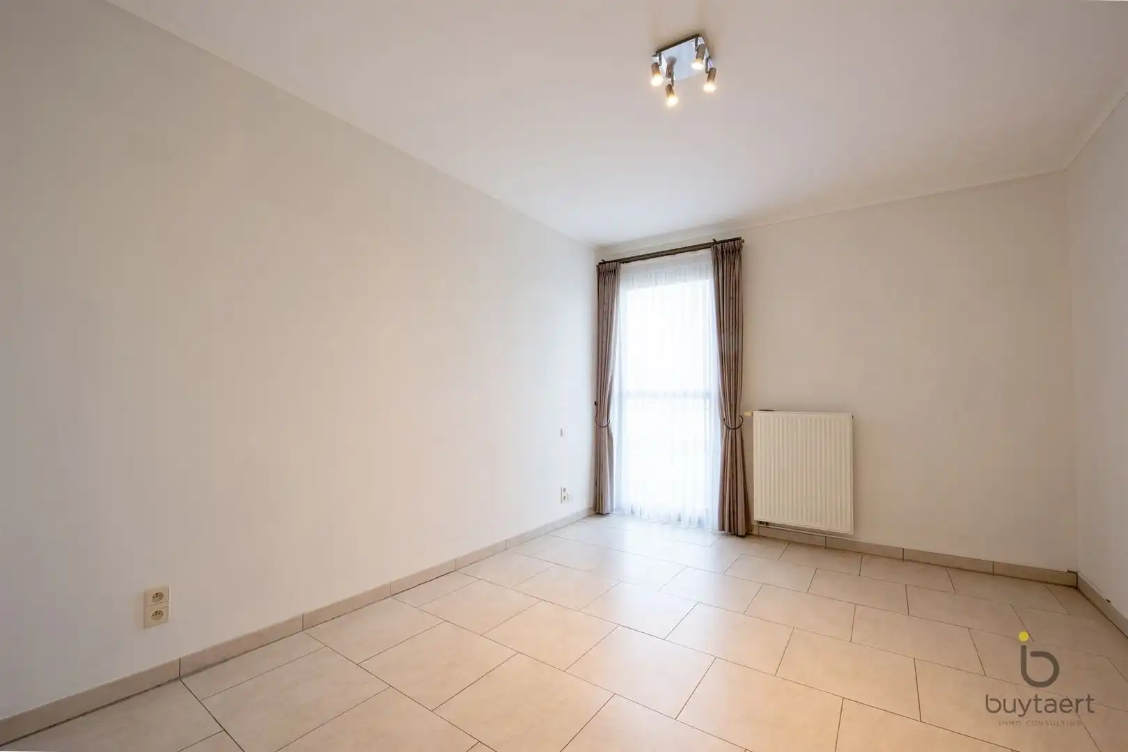 Ruim appartement met vooraan en achteraan terrassen en parking op een pleintje. foto 14