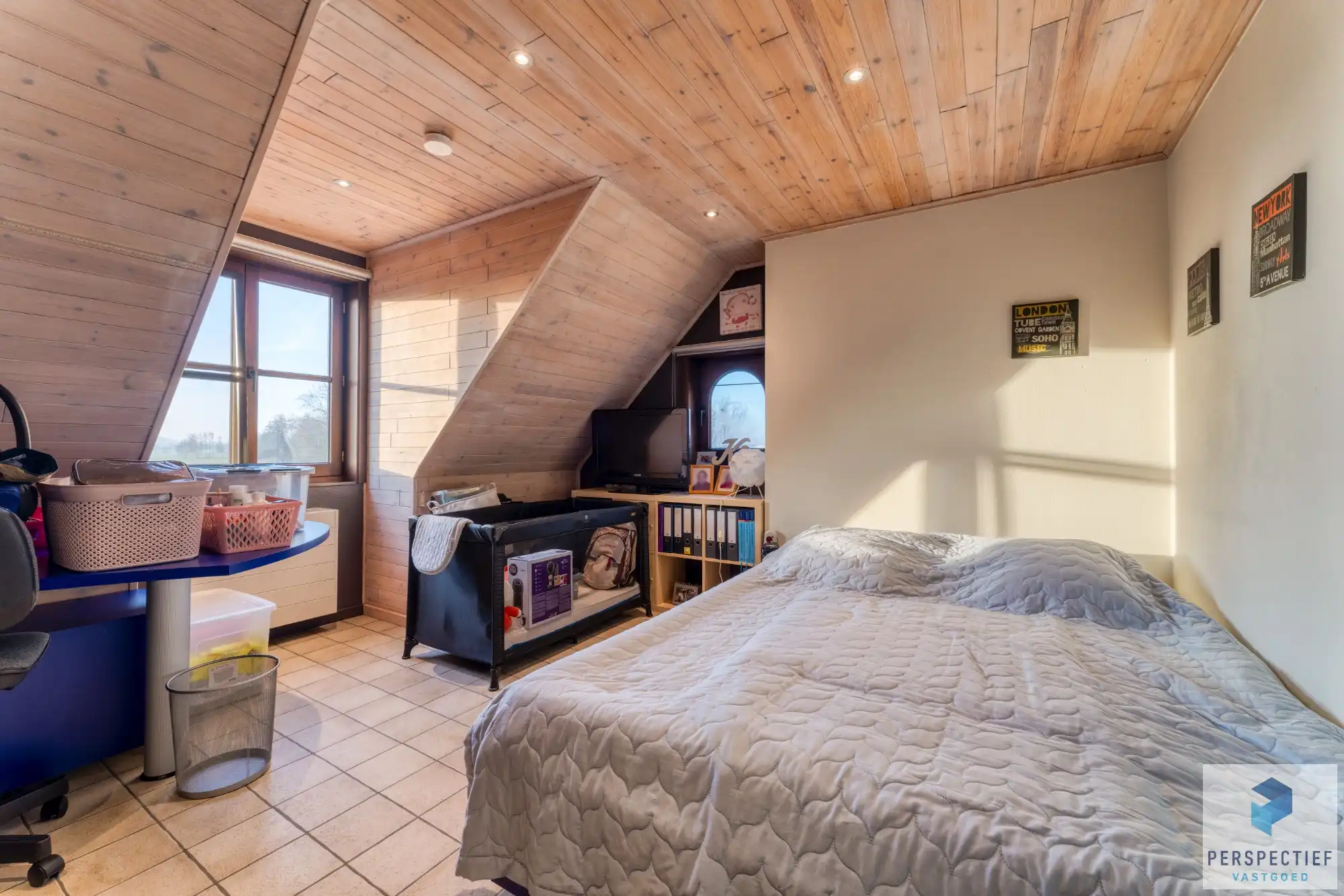 Landelijk gelegen villa met handelsruimte en buitenzwembad op 1370 m² foto 17