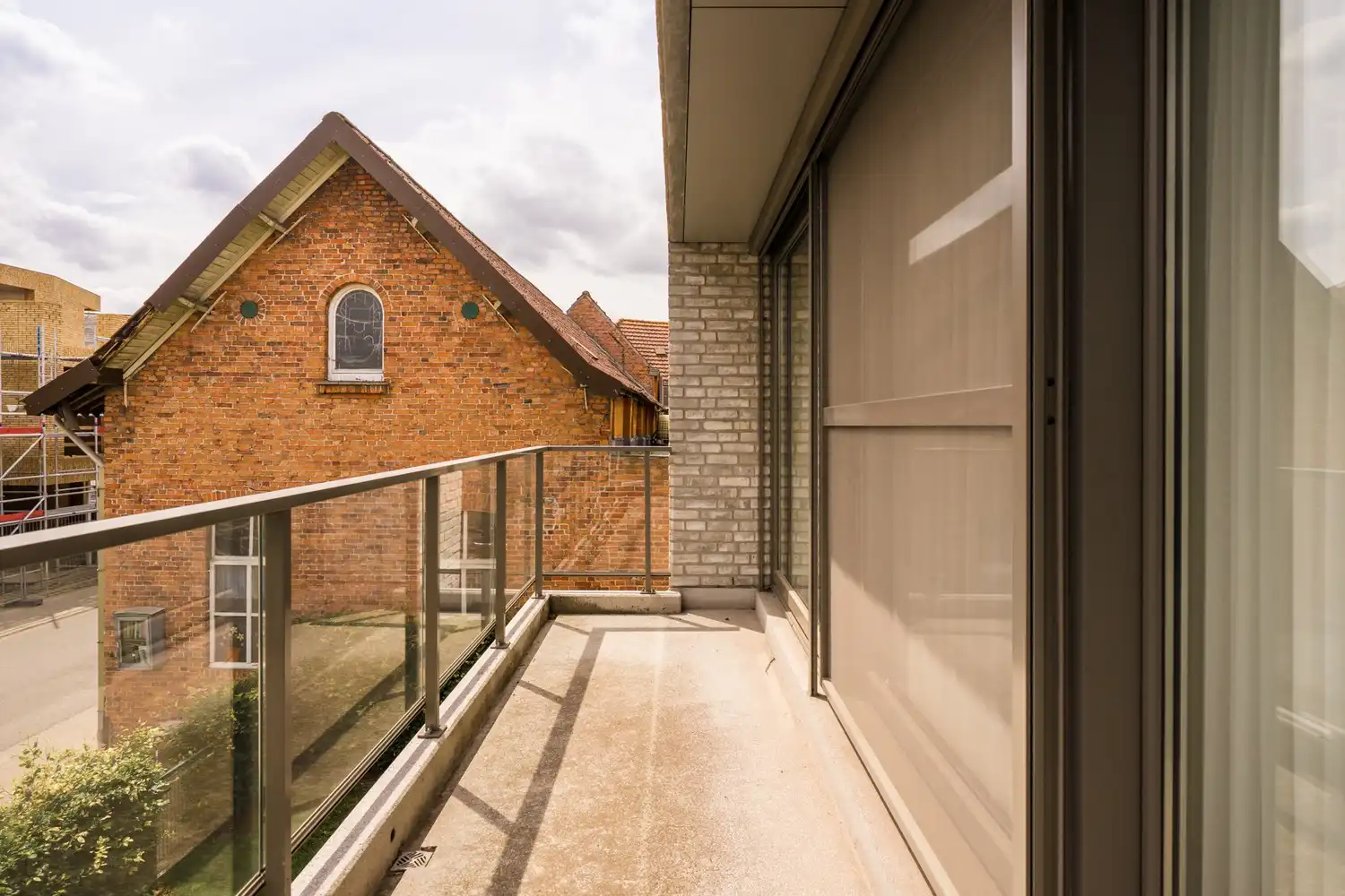 Lichtrijk hoekappartement in recent gebouw foto 3