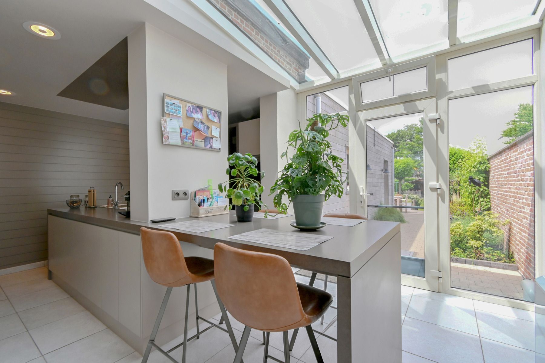 INSTAPKLARE WONING MET PRACHTIGE TUIN foto 7