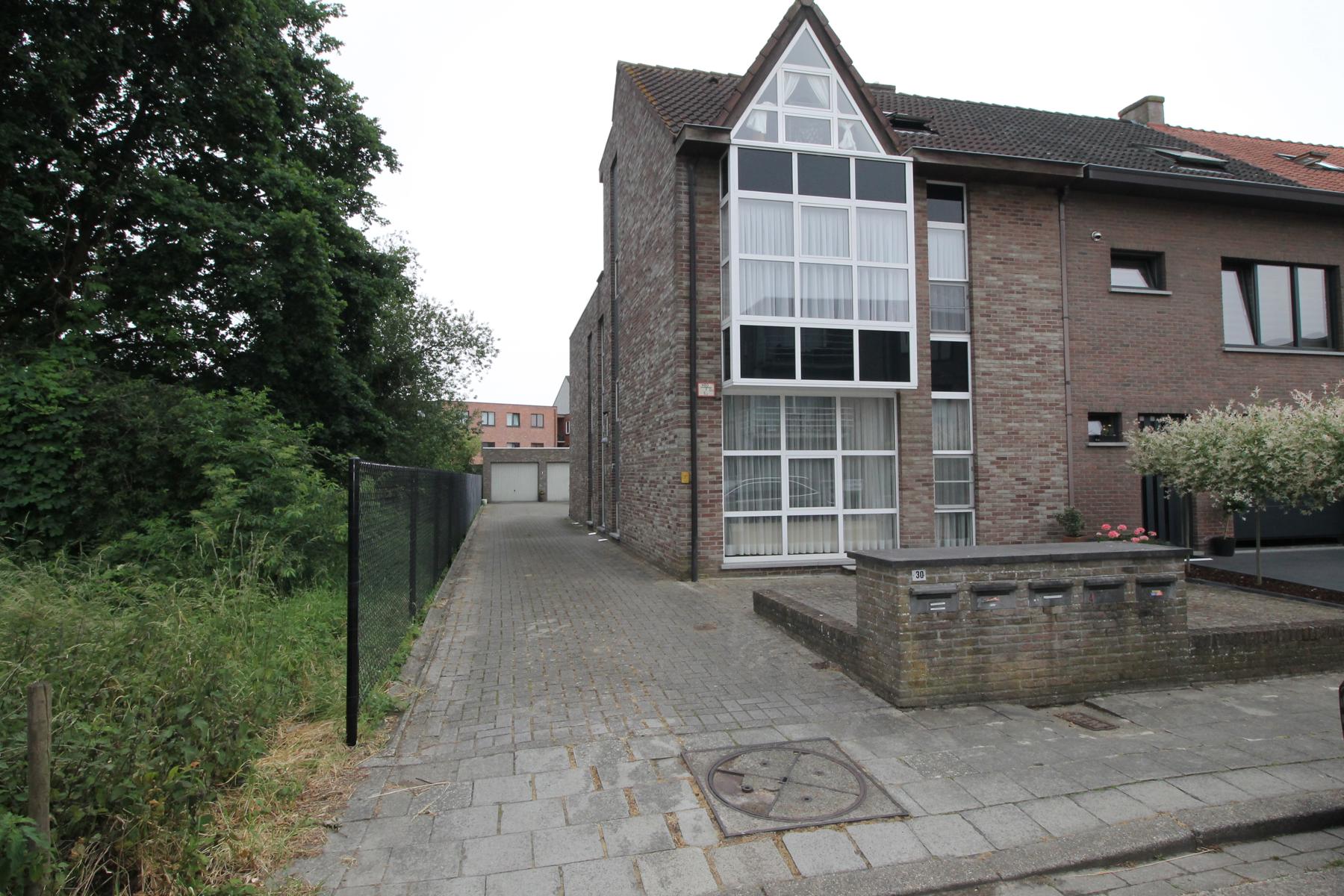 Een gerenoveerd appartement op de eerste verdieping achteraan met autostaanplaats foto 1