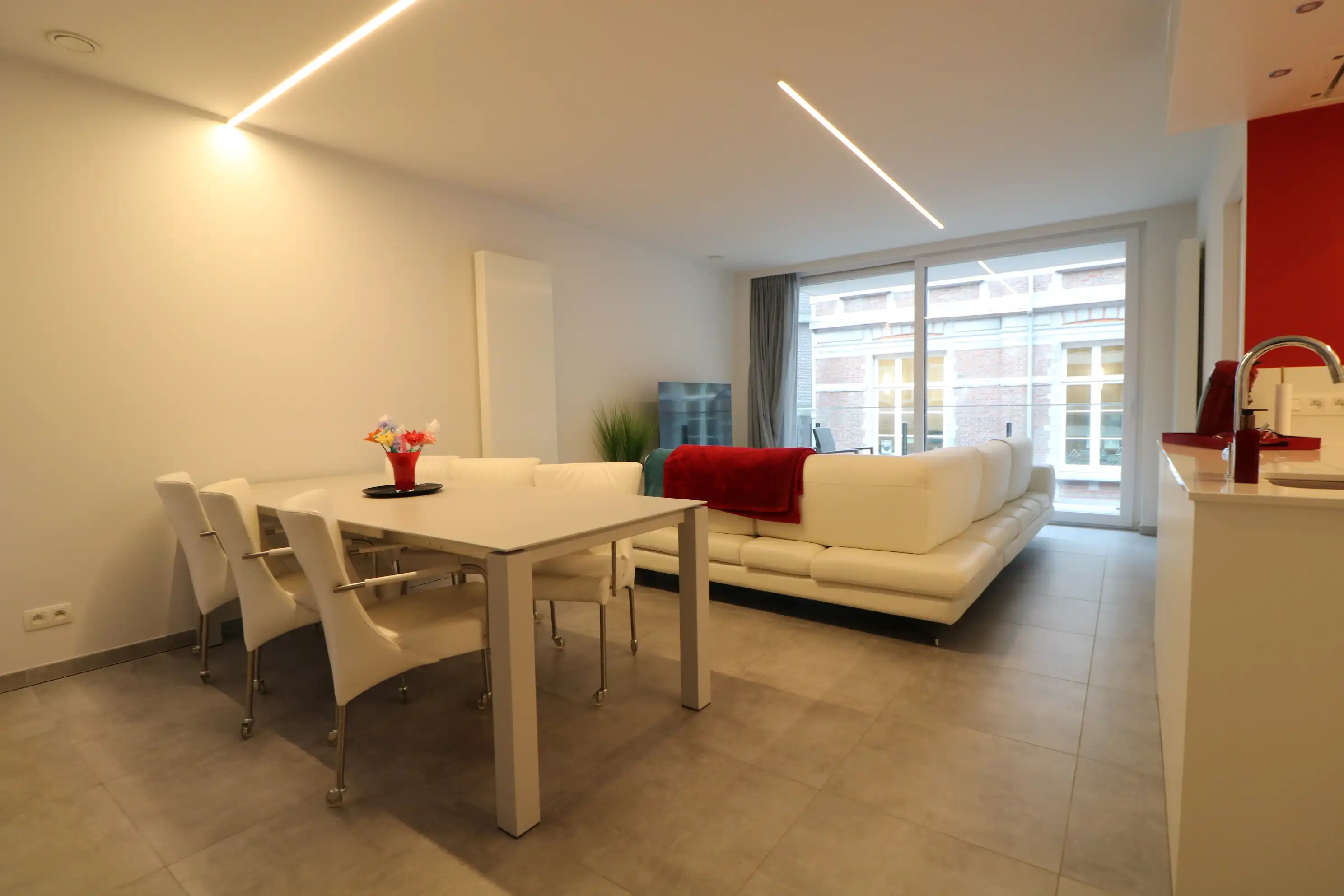 Recent 2-slaapkamerappartement met klassevolle afwerking op de hoek van Onderwijsstraat en Descampsstraat. foto 2